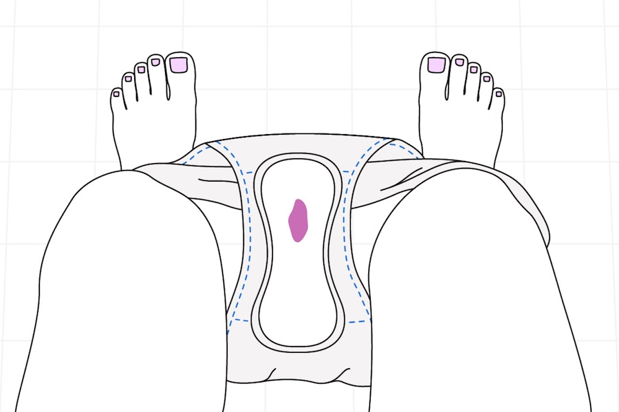 Illustration av kvinna som sitter med neddragna trosor, där man ser en blodig binda i trosorna rakt ovanifrån