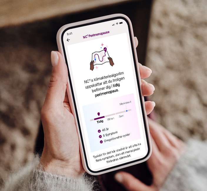 Hand håller i telefon med NC° Perimenopause på skärmen