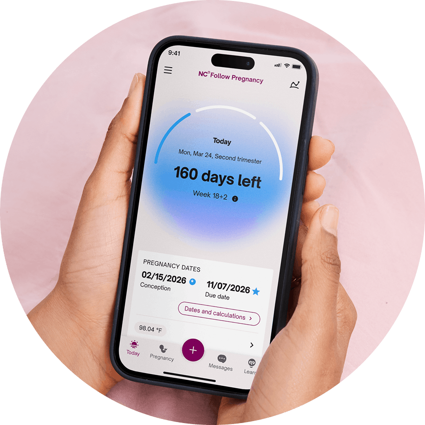 mains tenant l’application NC ouverte sur la page de suivi de grossesse