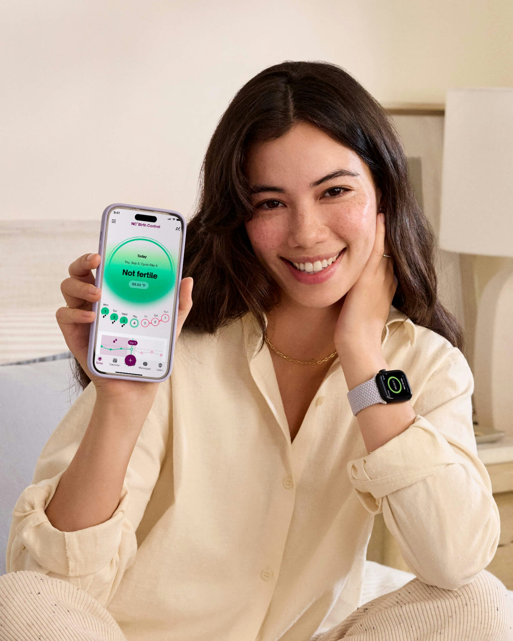 Mulher feliz segurando um celular com tela não fértil e um Apple Watch no pulso