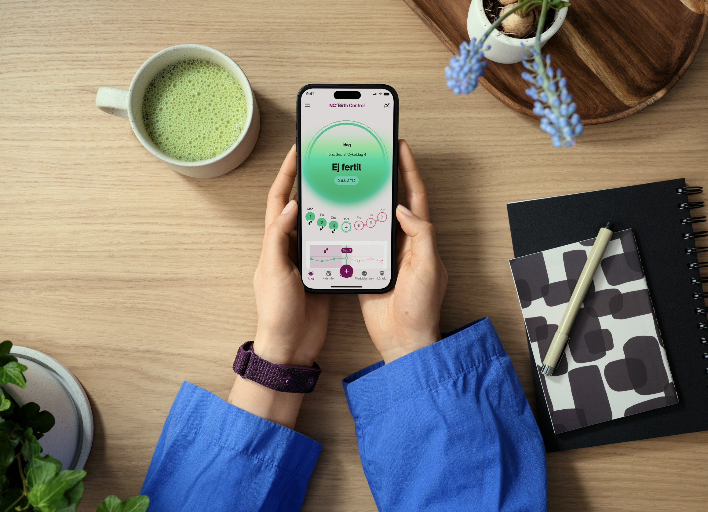 kvinna som håller i telefon med NC° Band kvinna som håller i telefon med NC° Band