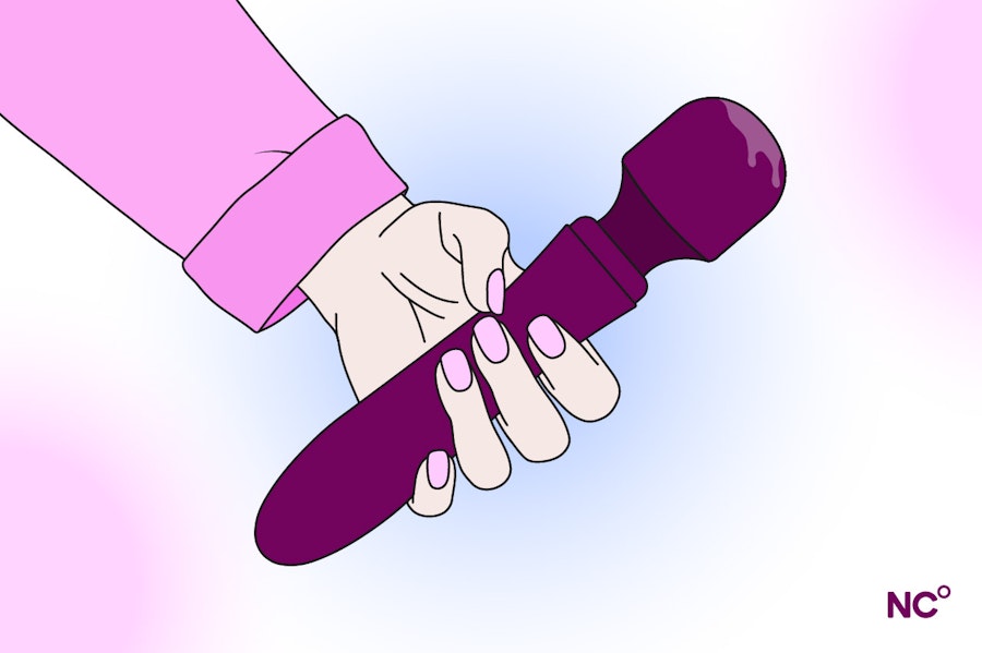 Mão segurando um vibrador