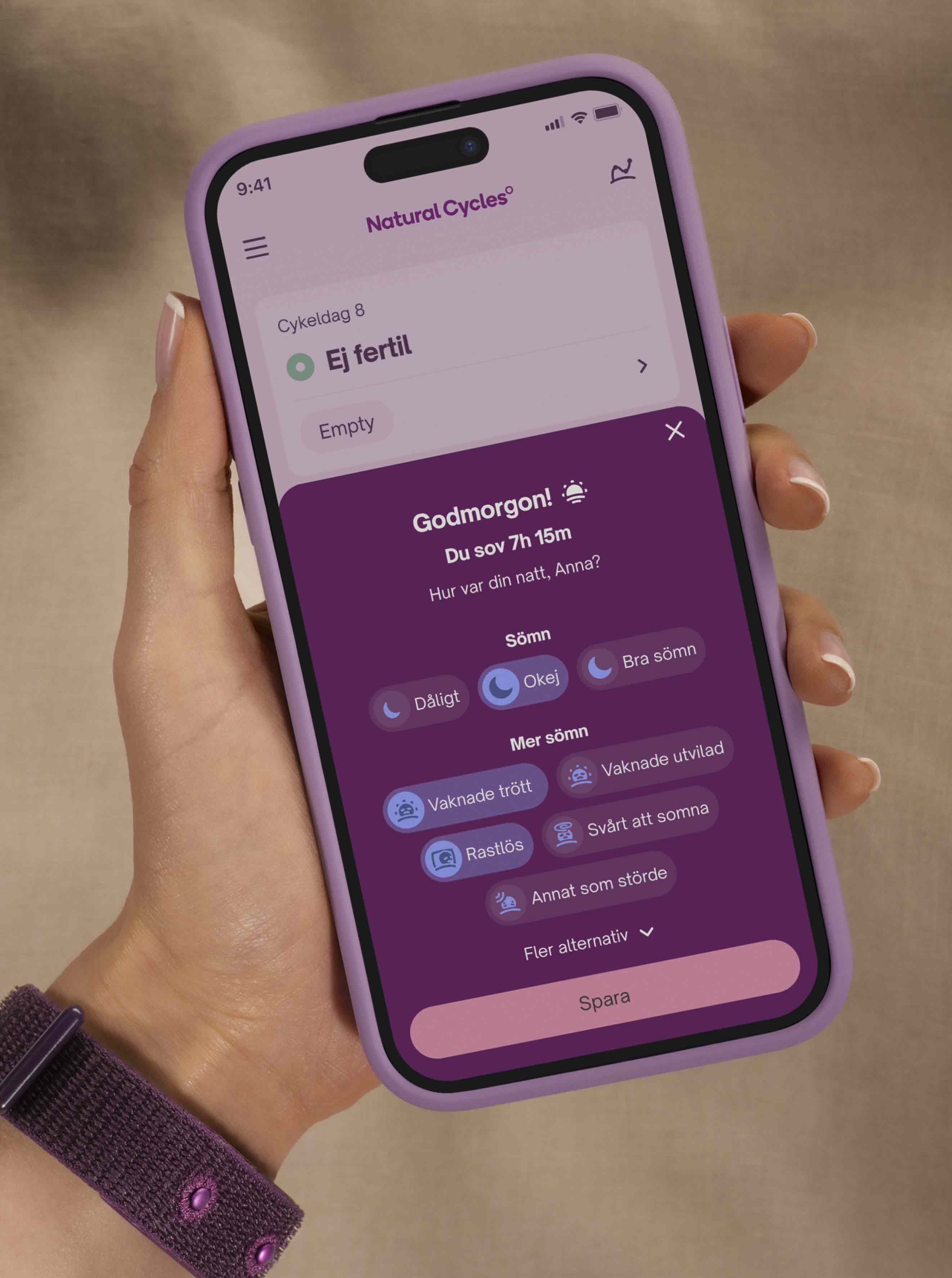 hand som håller en telefon som visar skärmen Sömninsikter i Natural Cycles-appen