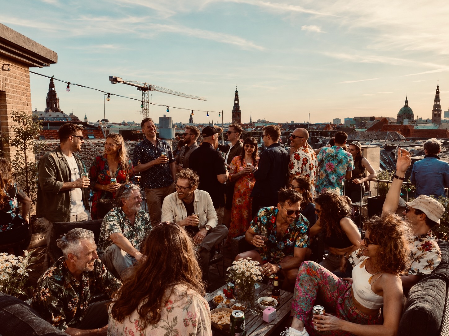 Glade og alkoholiserede mennesker på en ikke-godkendt terrasse