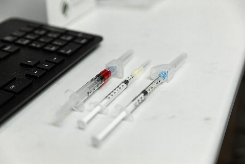 A close-up of 3 filled hypodermics containing vitamin and nutrient supplements. These are being used for a guest receiving weight loss support in Chicago.