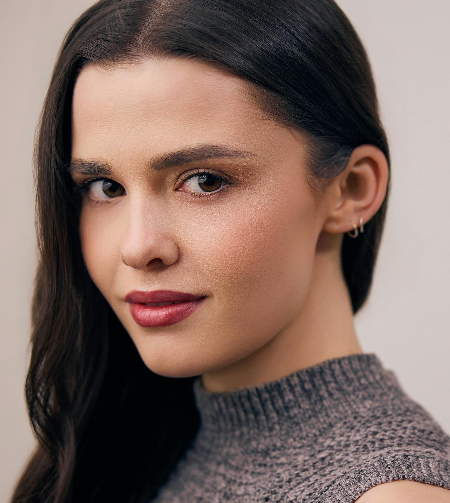 model soft grinning