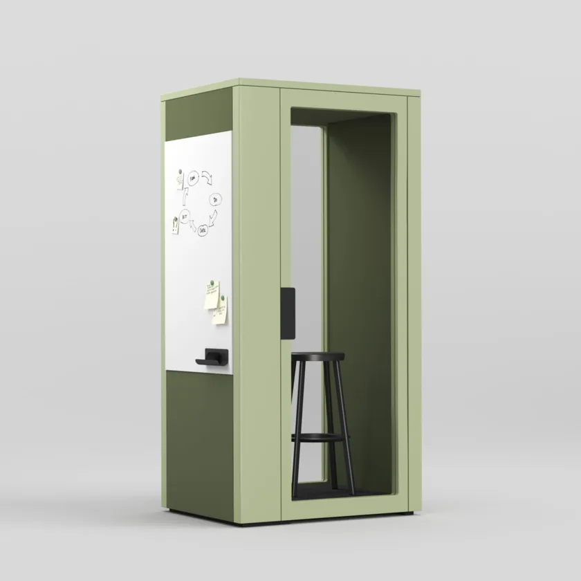 Grüne Talky-Kabine mit Whiteboard-Wand als Add-on und Barhocker im Innenraum