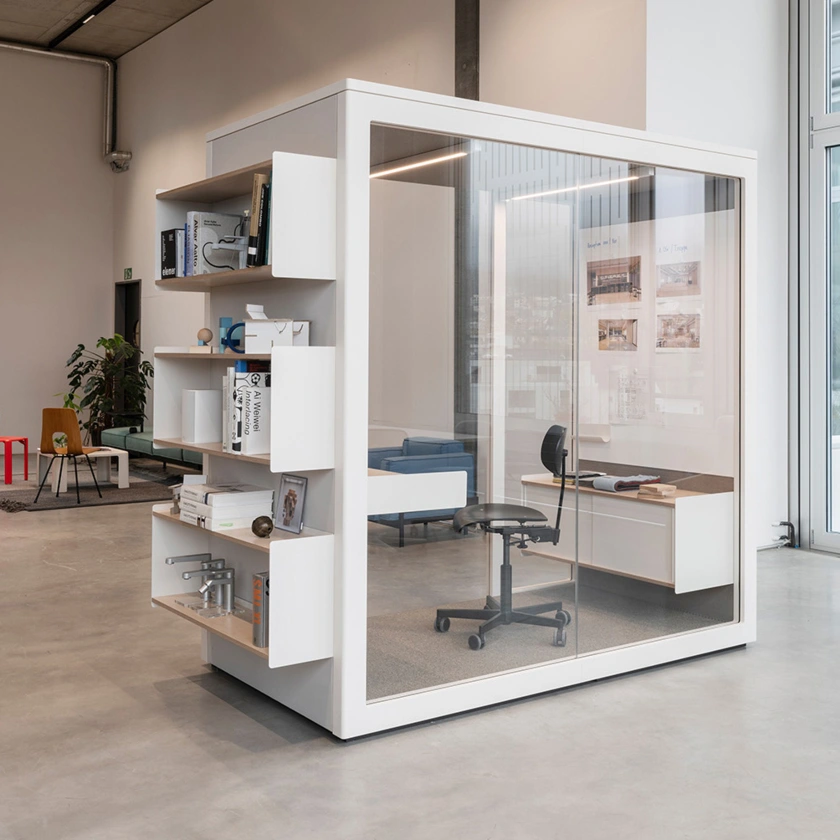 Talky-Kabine mit Regal-Add-on, Schreibtisch und Bürostuhl hinter Glaswand
