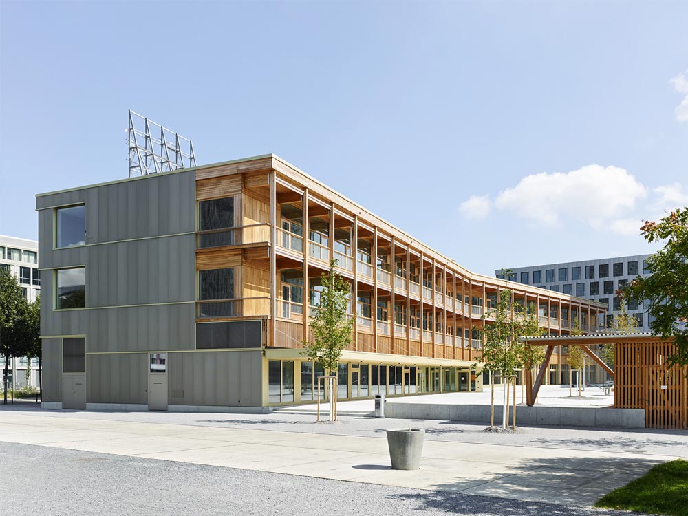 Pfingstweid school building with timber façade and balconies, a Riotherm reference project