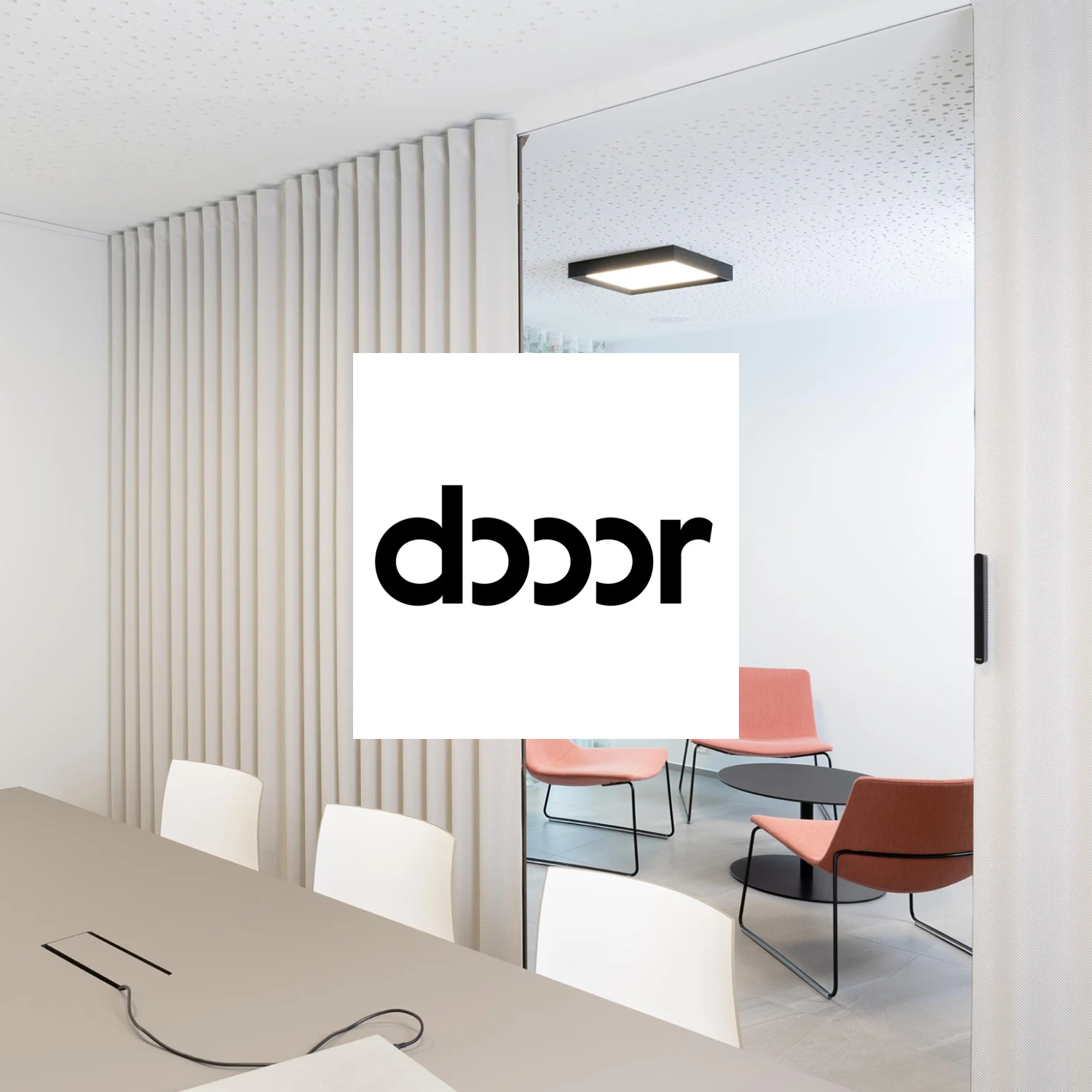 Innenraum einer Talky-Connect-Kabine mit Pflanzenwand, Whiteboard und Vorhang