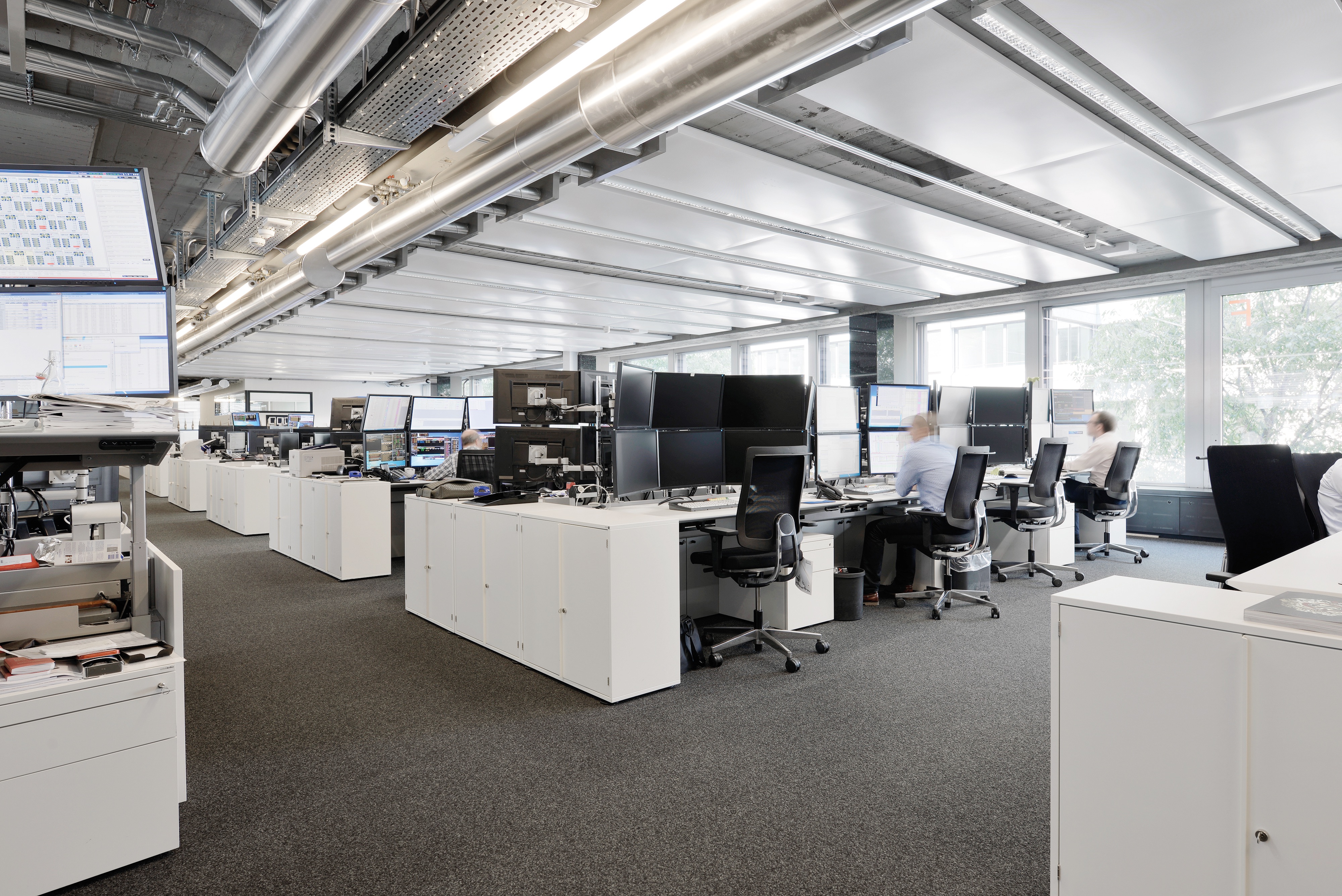 Handelsraum bei Vontobel Zürich mit Reihen von Trading-Arbeitsplätzen und Mehrfachmonitoren