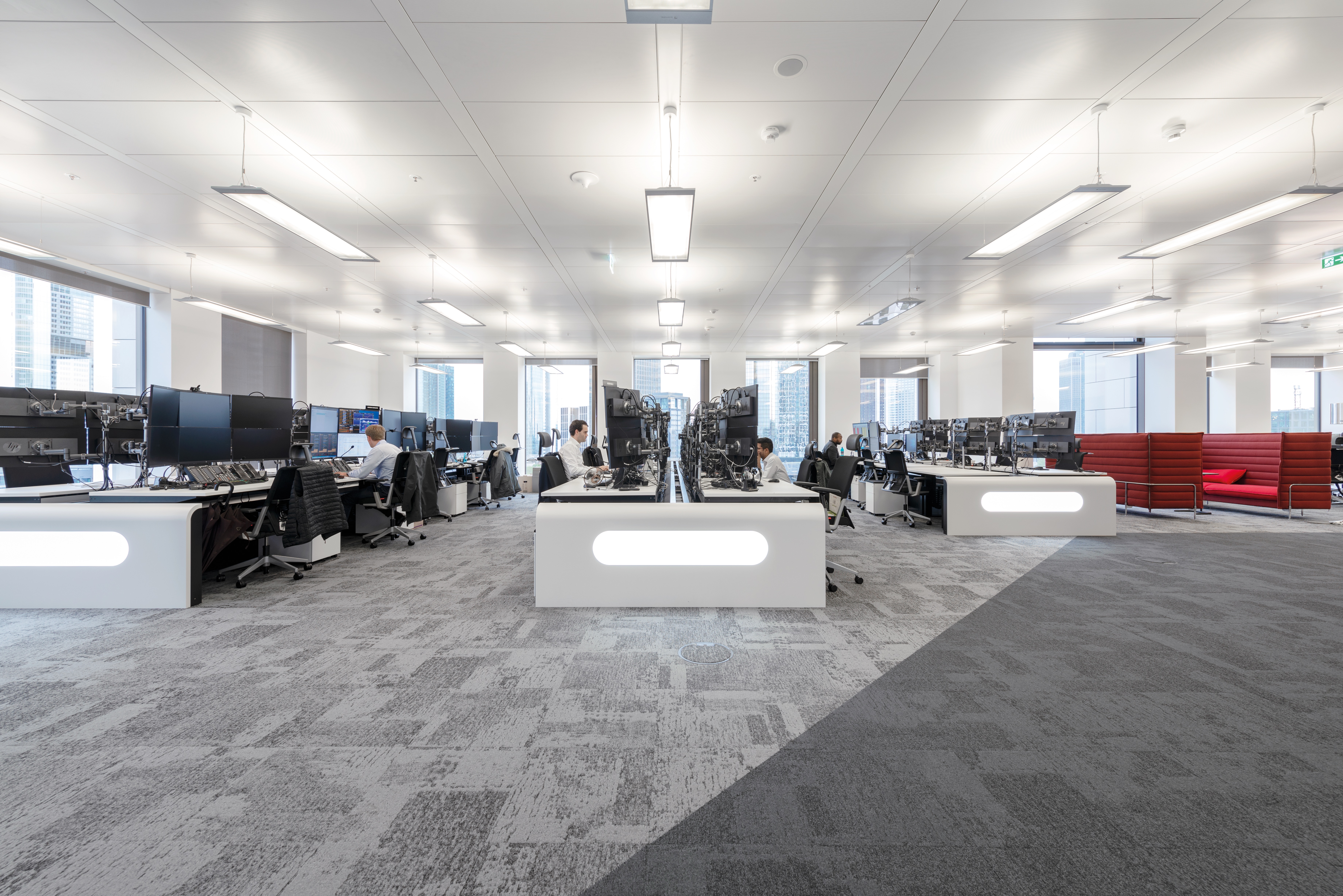 Handelsraum bei UBS Frankfurt mit Trading-Arbeitsplätzen und roter Lounge-Ecke