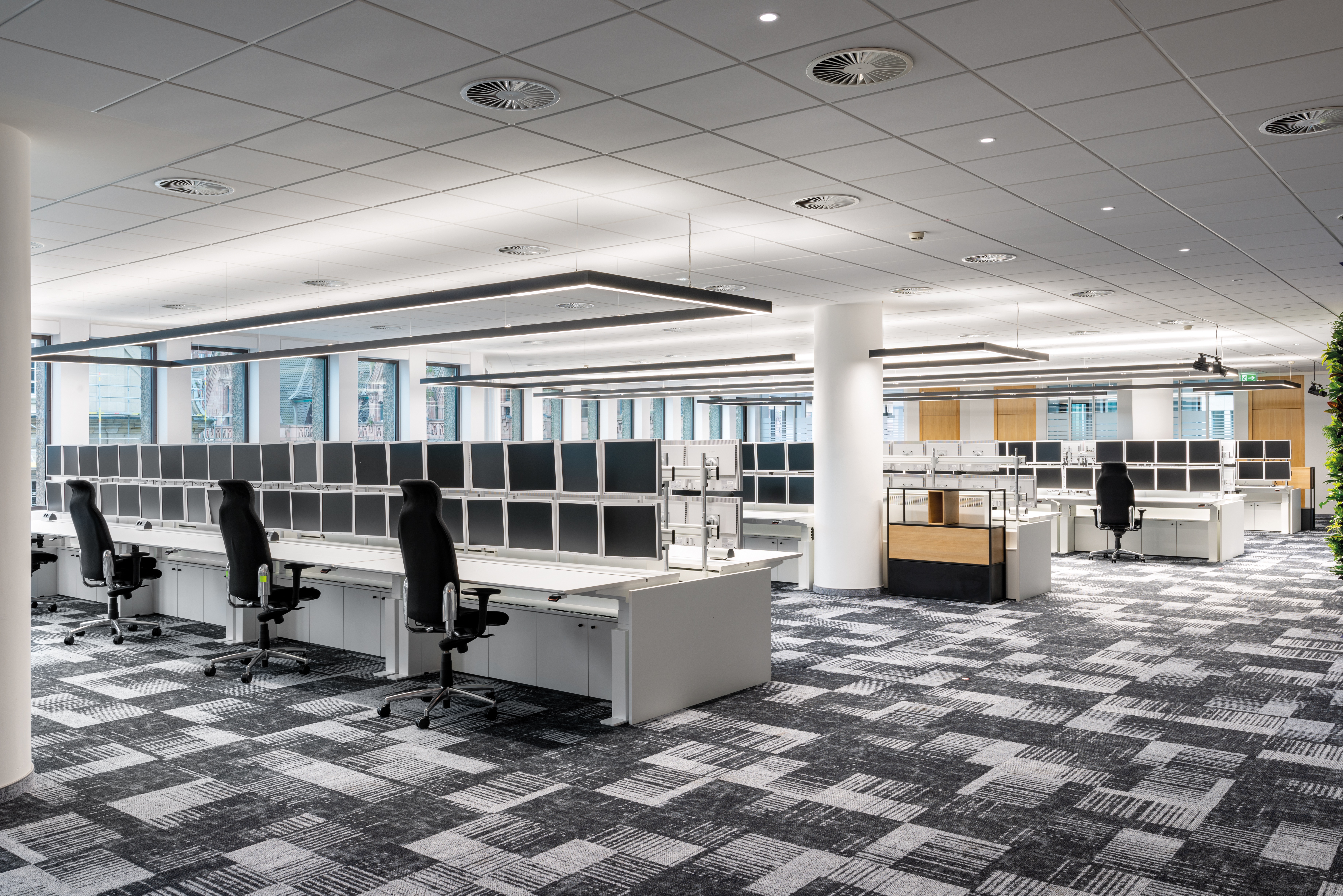 Handelsraum bei Lang & Schwarz in Düsseldorf mit leeren Arbeitsplätzen und Monitorwänden