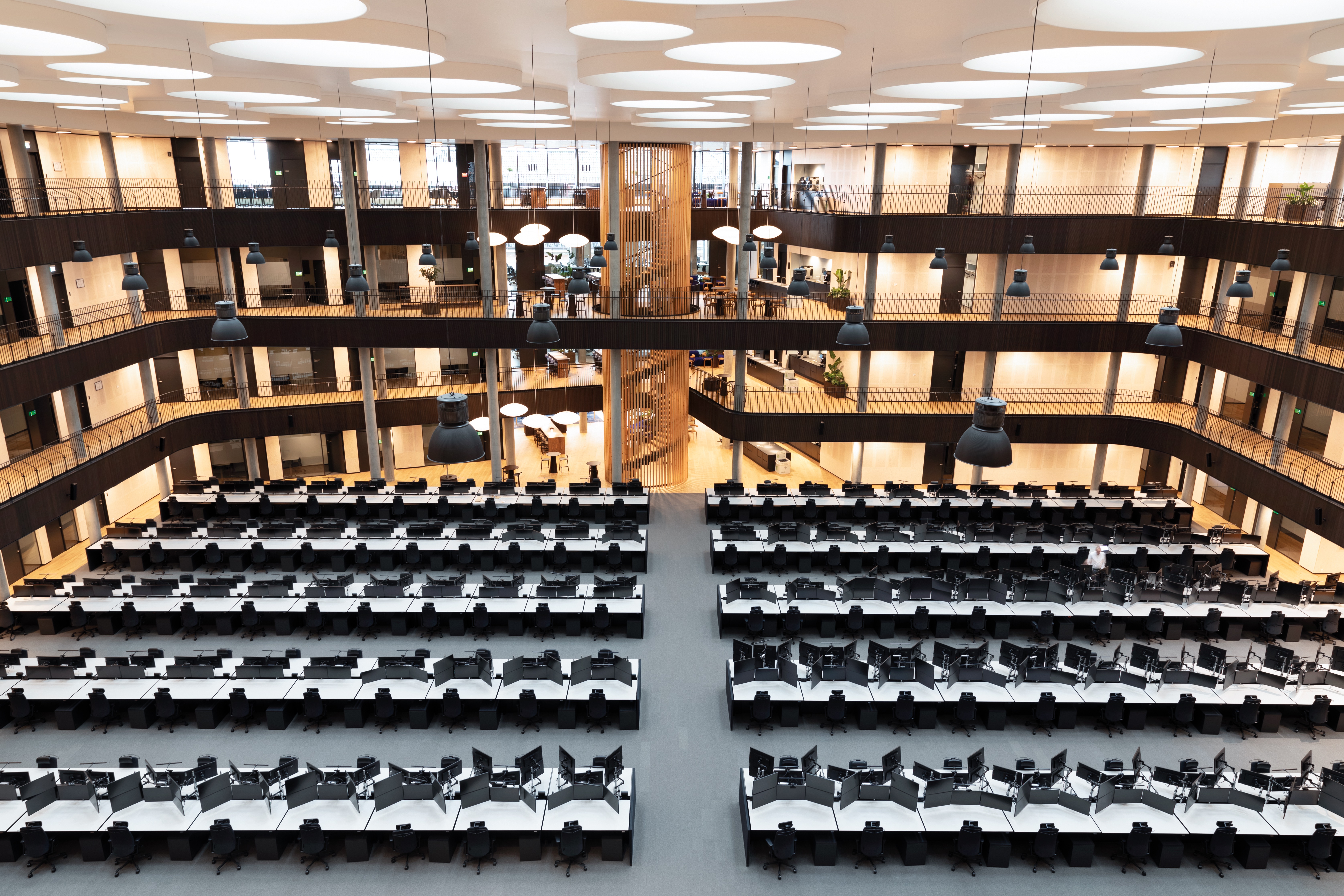Blick von oben auf einen Handelsraum mit zahlreichen Arbeitsplatzreihen im Atrium