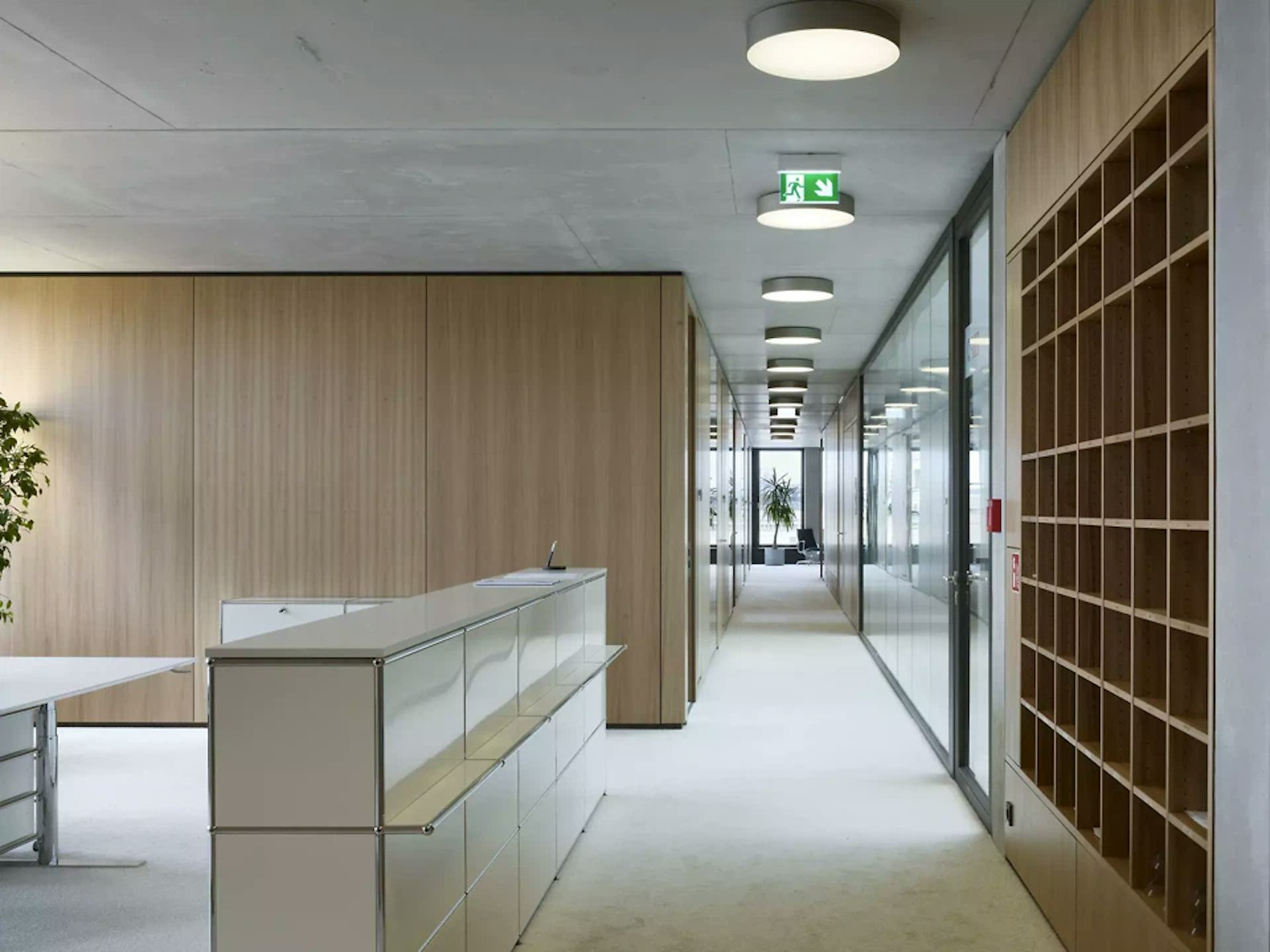 Étage de bureaux dans l'immeuble du Hamburger Bahnhof à Berlin, avec comptoir d'accueil, bois et casiers postaux