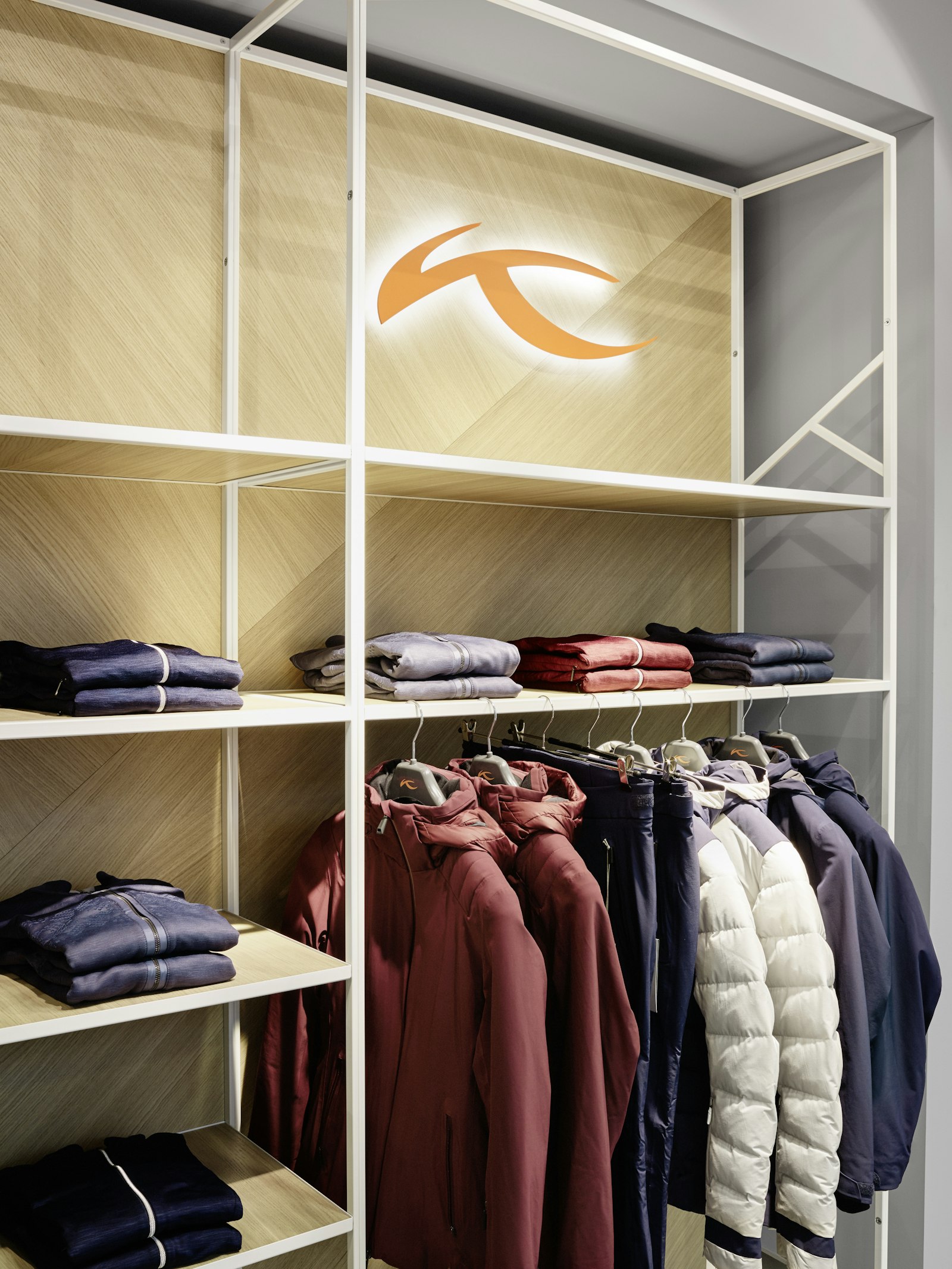 03 KJUS Shop-in-Shop-System