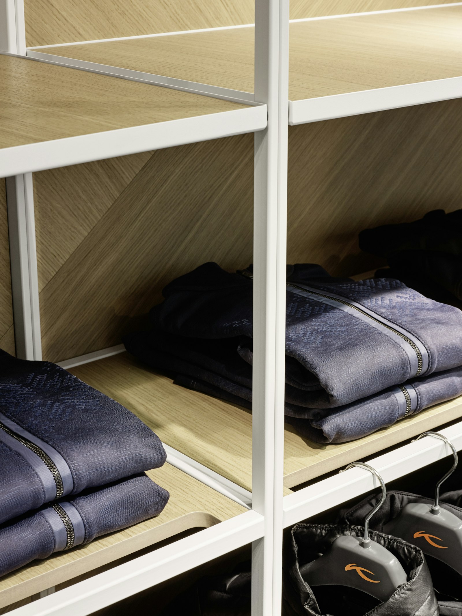 04 KJUS Shop-in-Shop-System