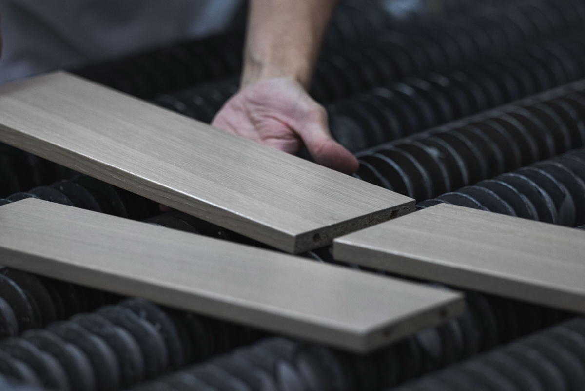 Lackierte Holzplatten im Spritzwerk der Erich Keller AG waehrend der Produktion