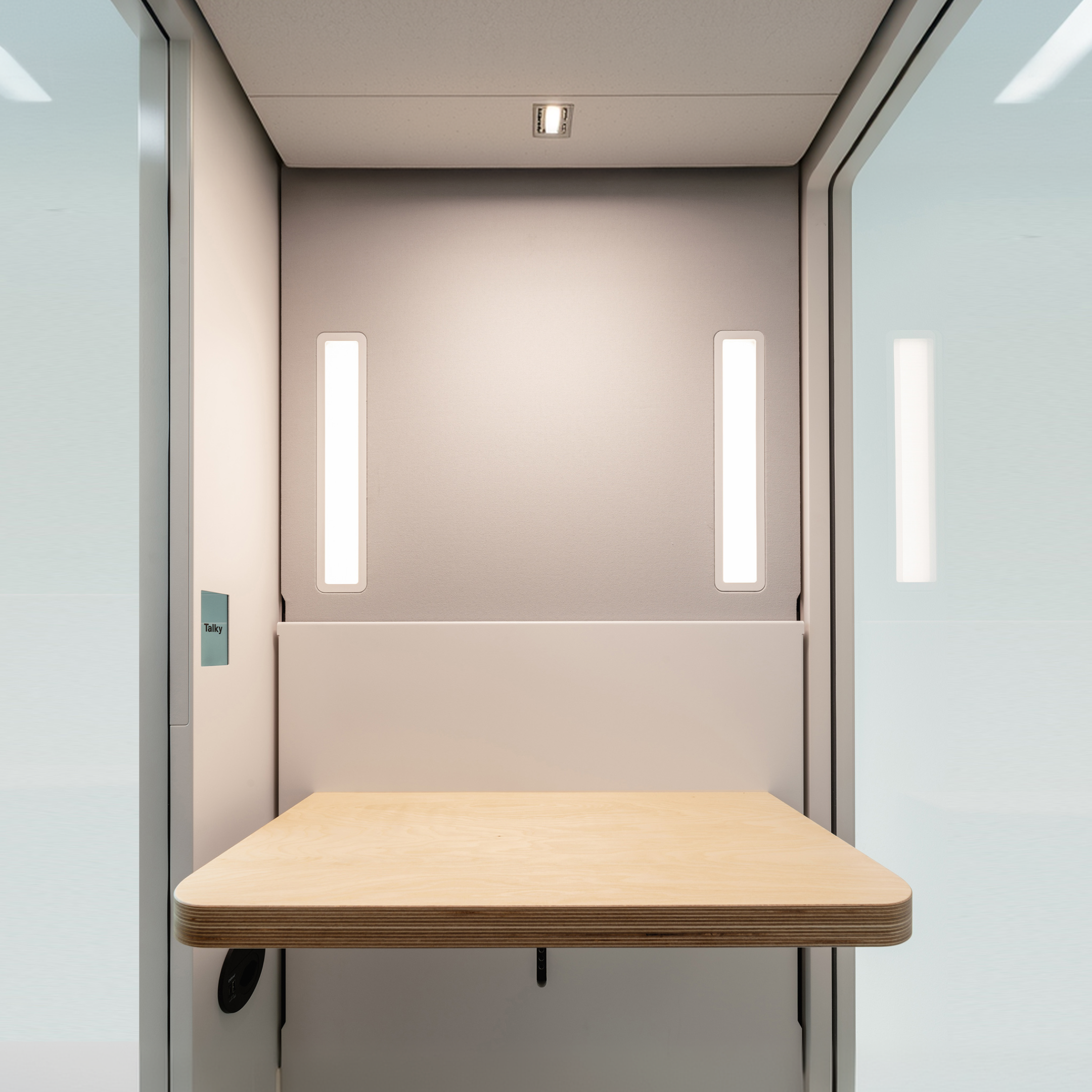 Innenansicht einer Talky-Kabine mit Klapptisch und seitlichen Lichtleisten