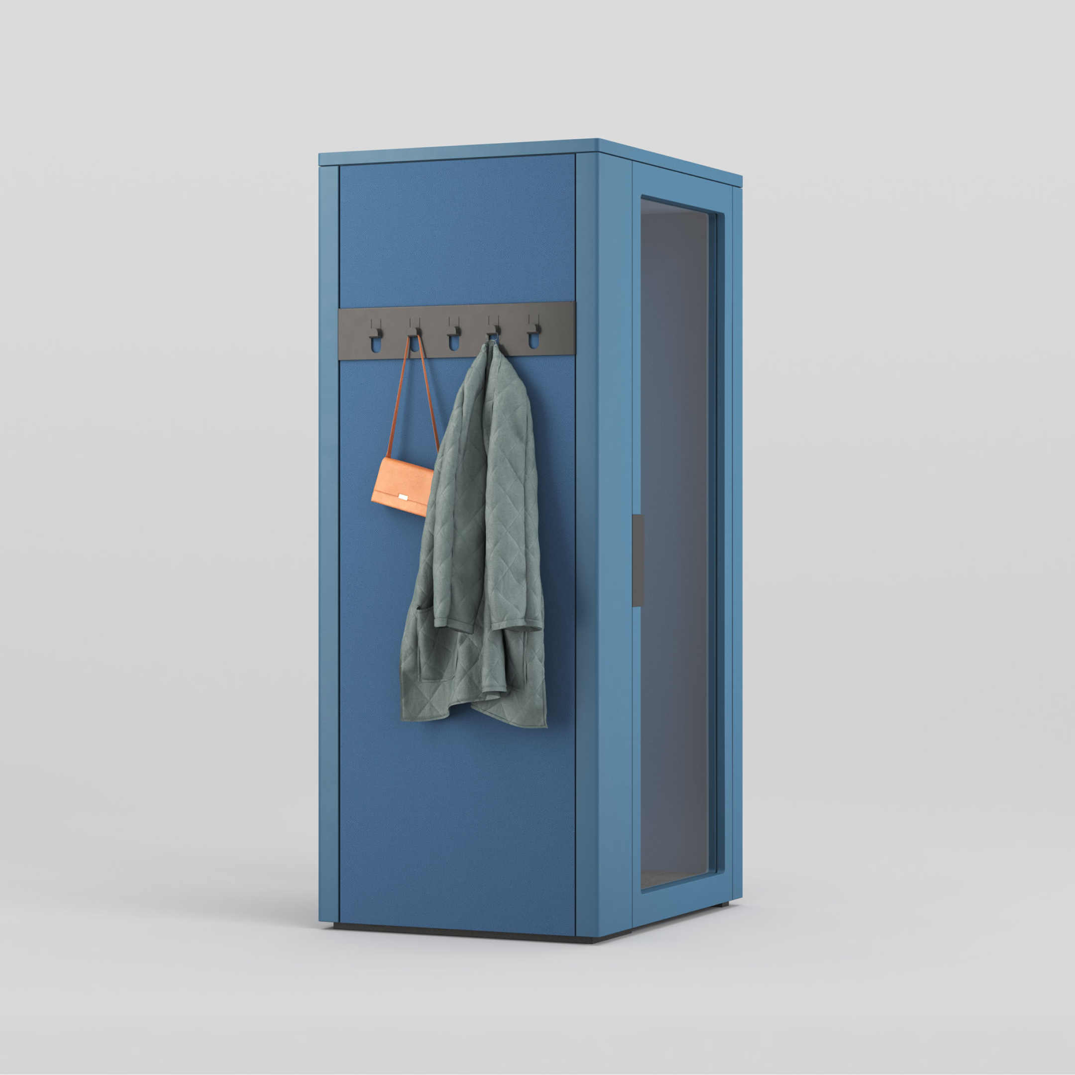 Blaue Talky-Kabine mit Garderobenleiste, an der Tasche und Bademantel hängen