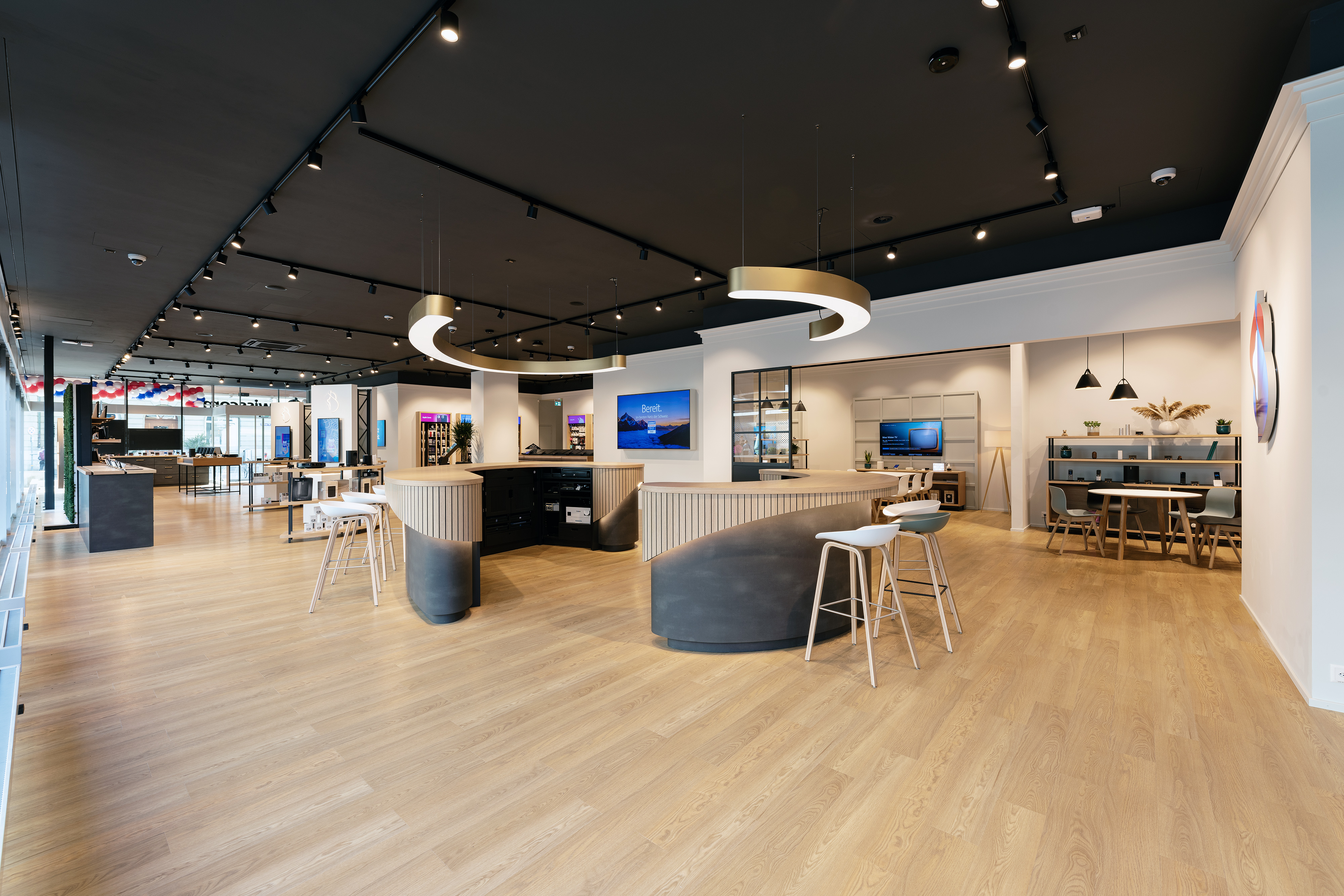 Verkaufsraum eines Swisscom Shops mit von Erich Keller gefertigten Moebeln und Beratungsinseln