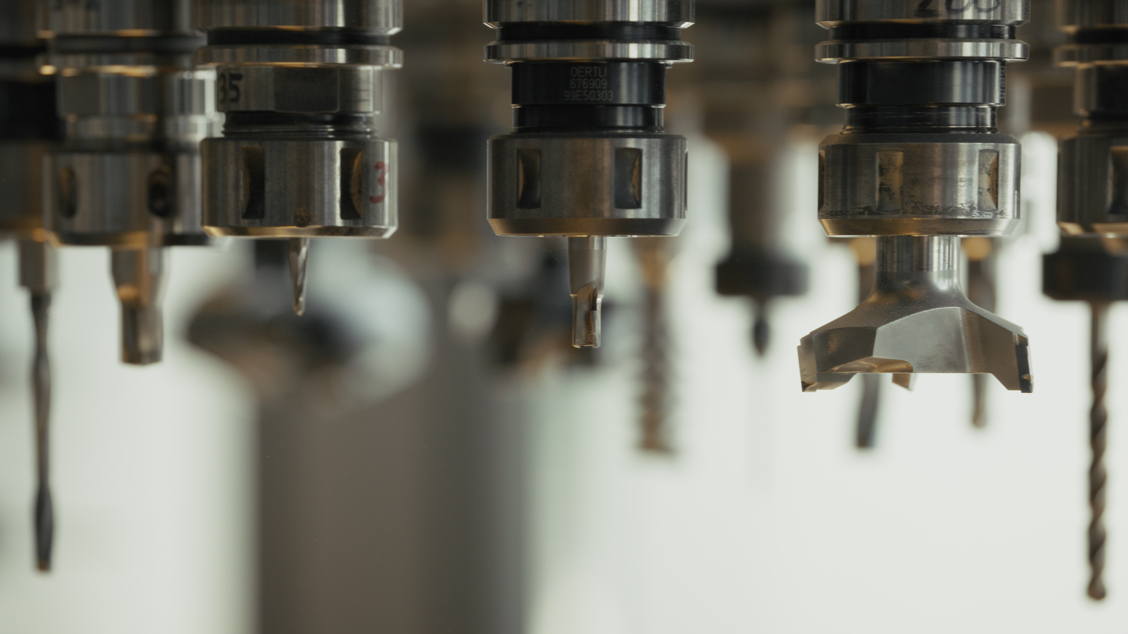 Nahaufnahme mehrerer Bohrköpfe einer CNC-Maschine in der Erich Keller Produktion
