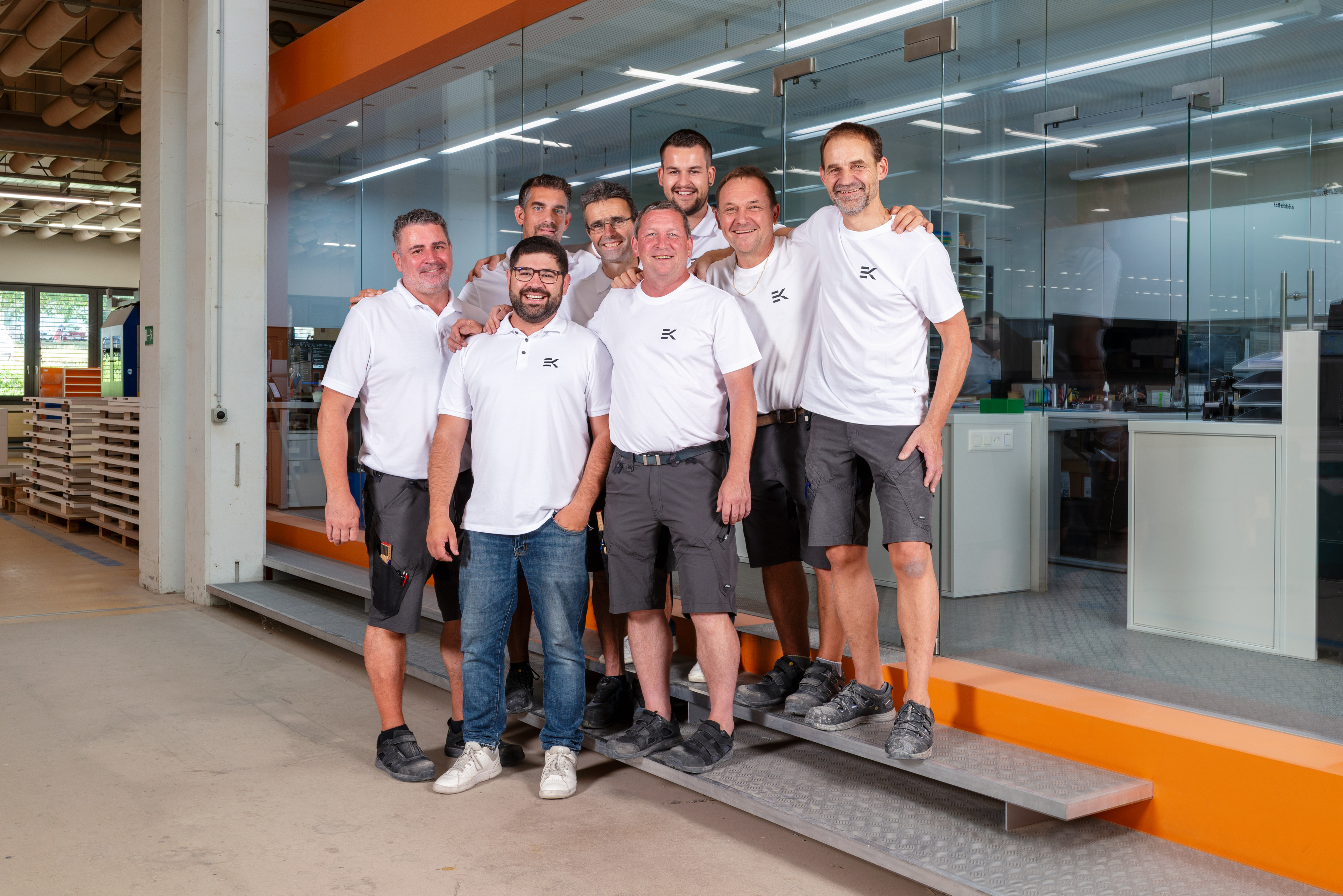Team der Produktionsleitung der Erich Keller AG in der Produktionshalle mit Fertigungsanlagen