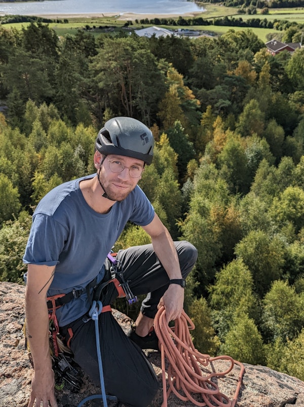 Nils förbereder för firning på Brappersberget i Bohuslän