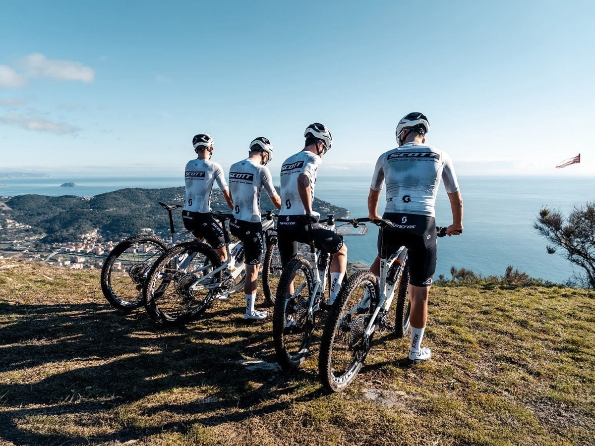 Scott Racing Team veste Alé. Dal 2026, sulla marathon più dura.