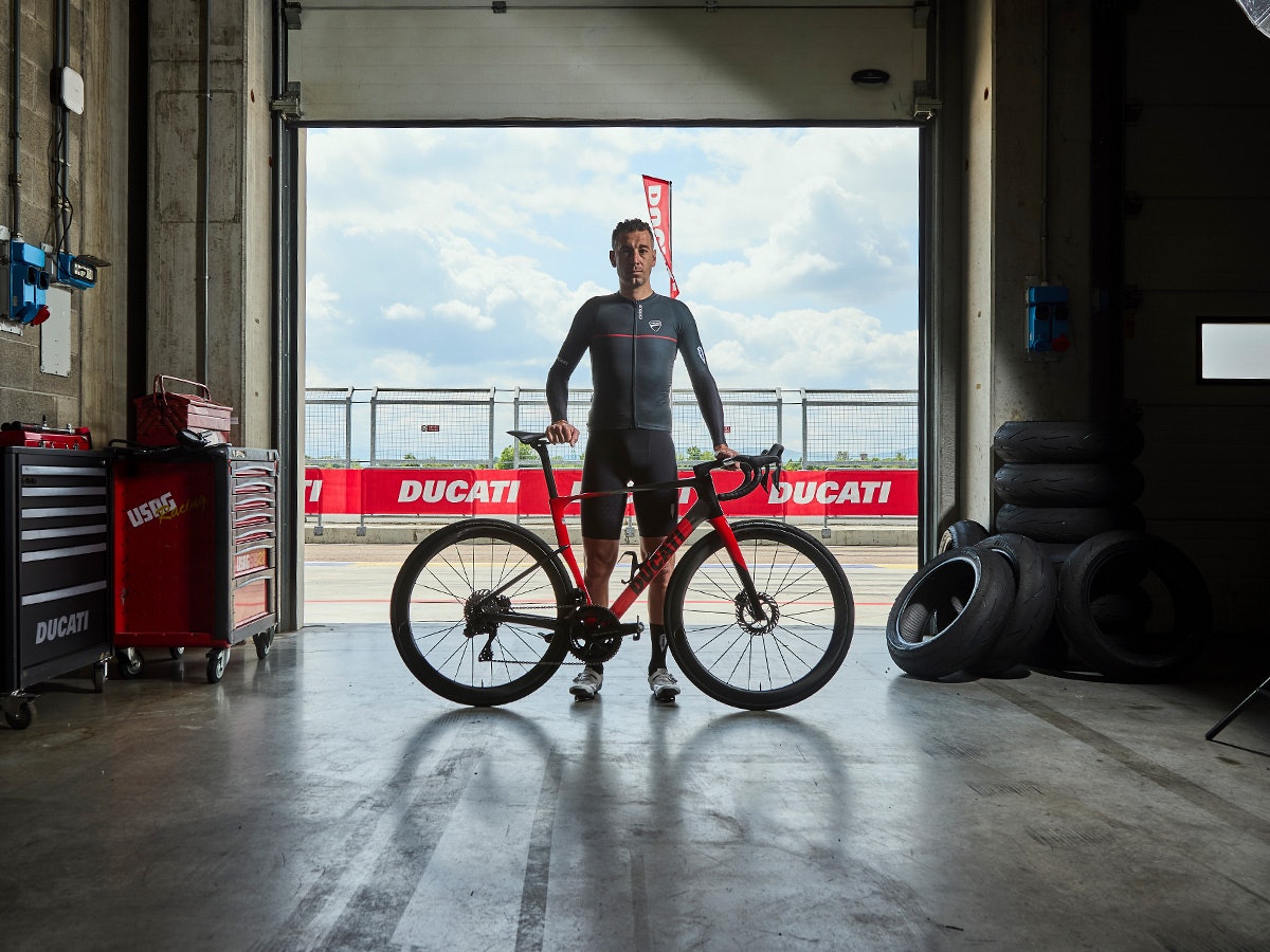 Ducati Cycling debutta all'Italian Bike Festival 2026. Il Gruppo Zecchetto porta la gamma al Misano World Circuit.