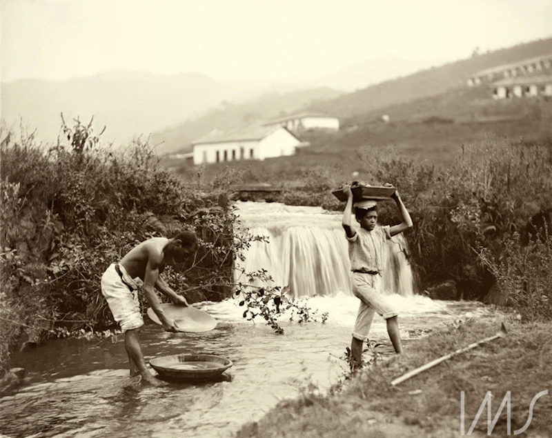 ESCRAVIZADOS (SÉRIE)