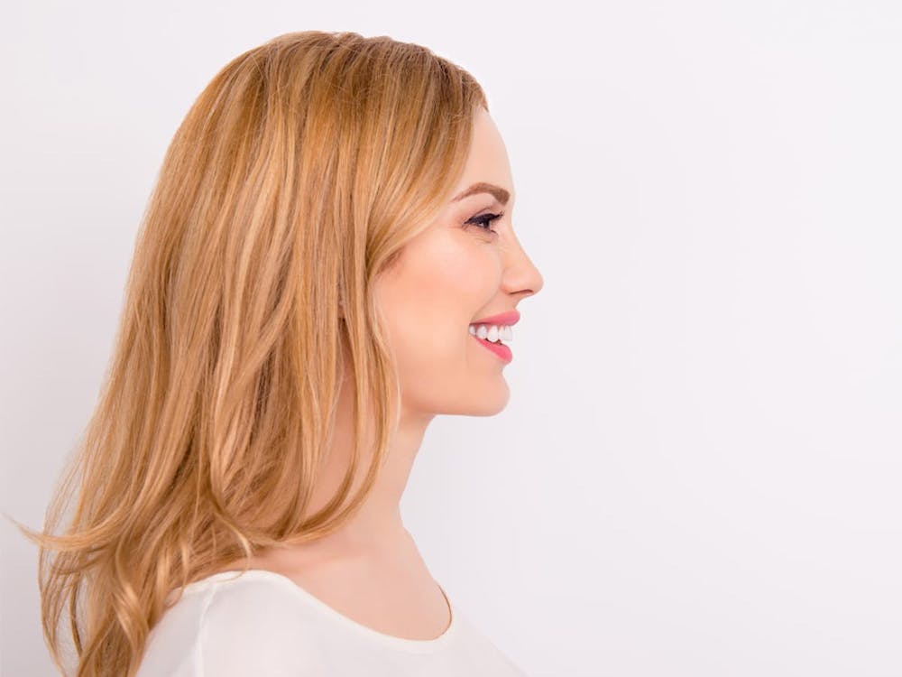 To reduce post-rhinoplasty bruising, follow your surgeon's instructions, live a healthy lifestyle, avoid alcohol before surgery, and drink lots of water.