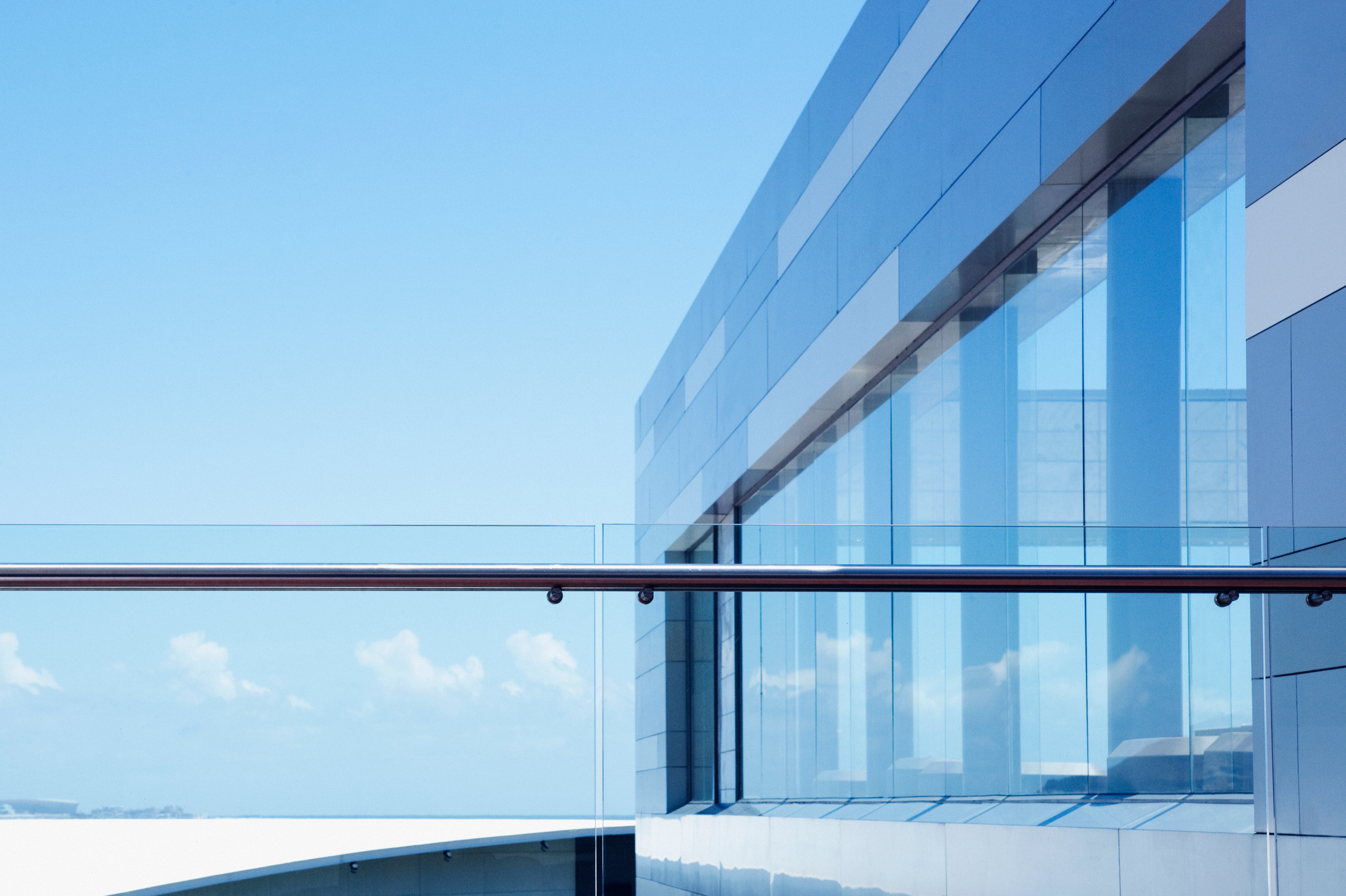 Glass parapet with handrail