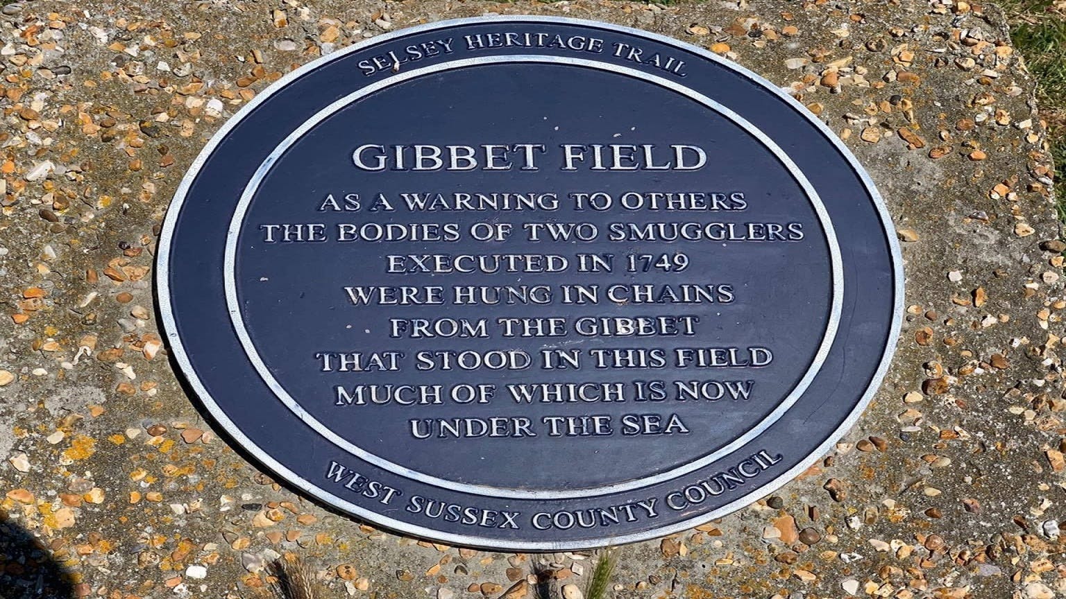 Blue plaque commemorating the hanging of two smugglers at Gibbet Field 