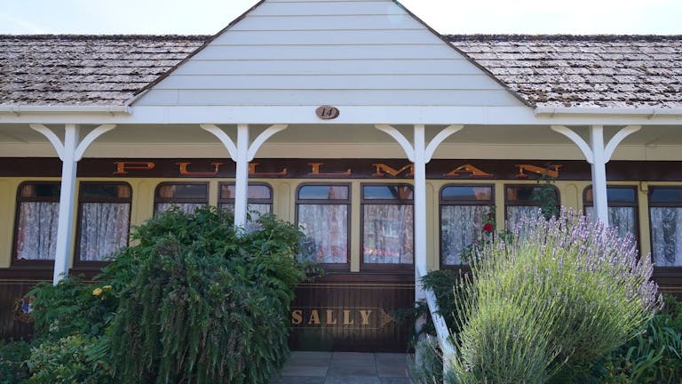 Image of a Pullman Railway Carriage converted into a home