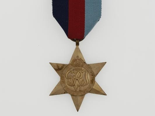 photograph of the 1939-1945 Star with its navy blue, maroon and sky blue ribbon