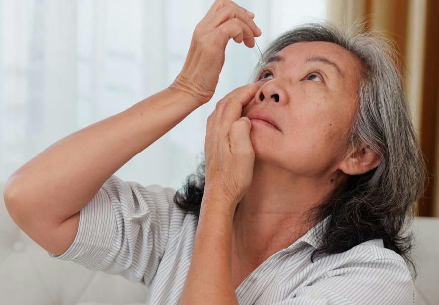 women putting eyedrops in