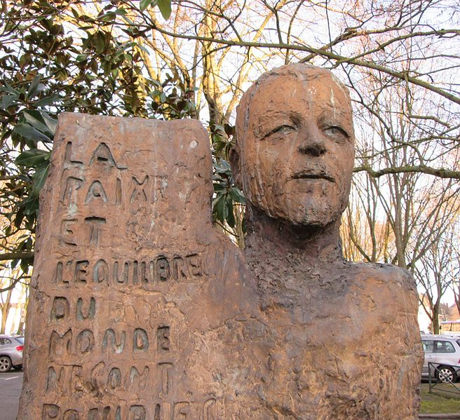 Een buste van Robert Buron op de Place du 11 Novembre, Laval, Frankrijk