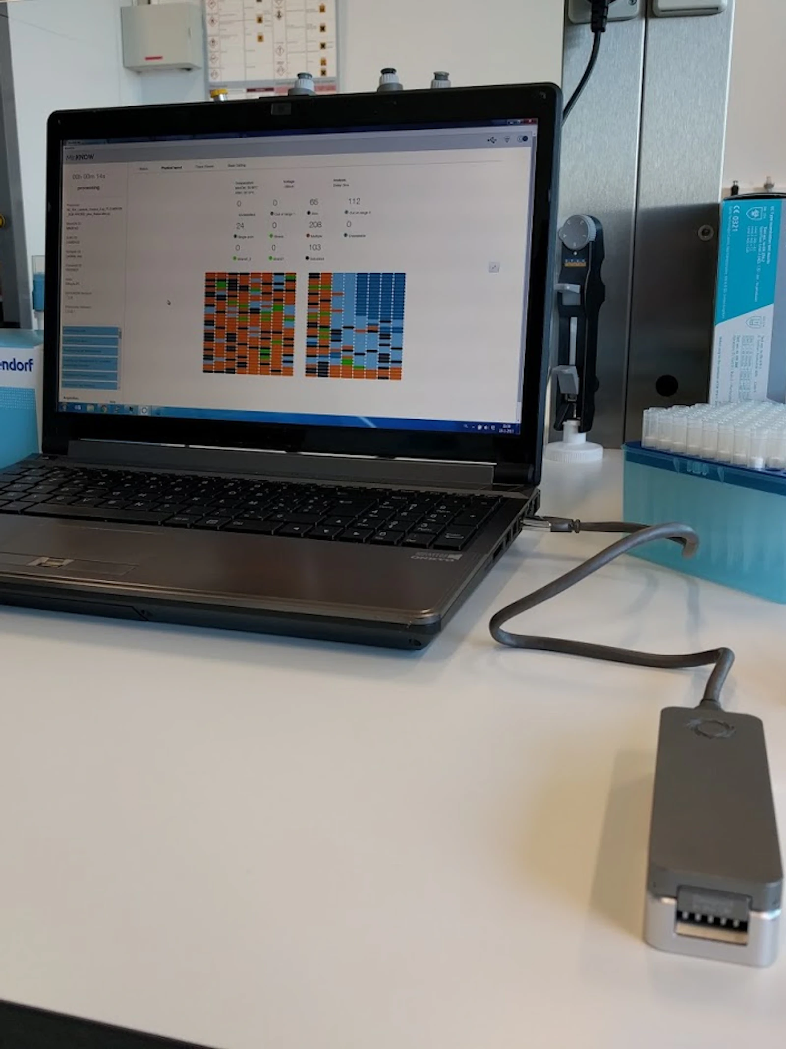 DNA uitlezen met de Oxford Nanopore MinION sequencers DNA uitlezen met de Oxford Nanopore MinION sequencers. (C) Sander Wuyts