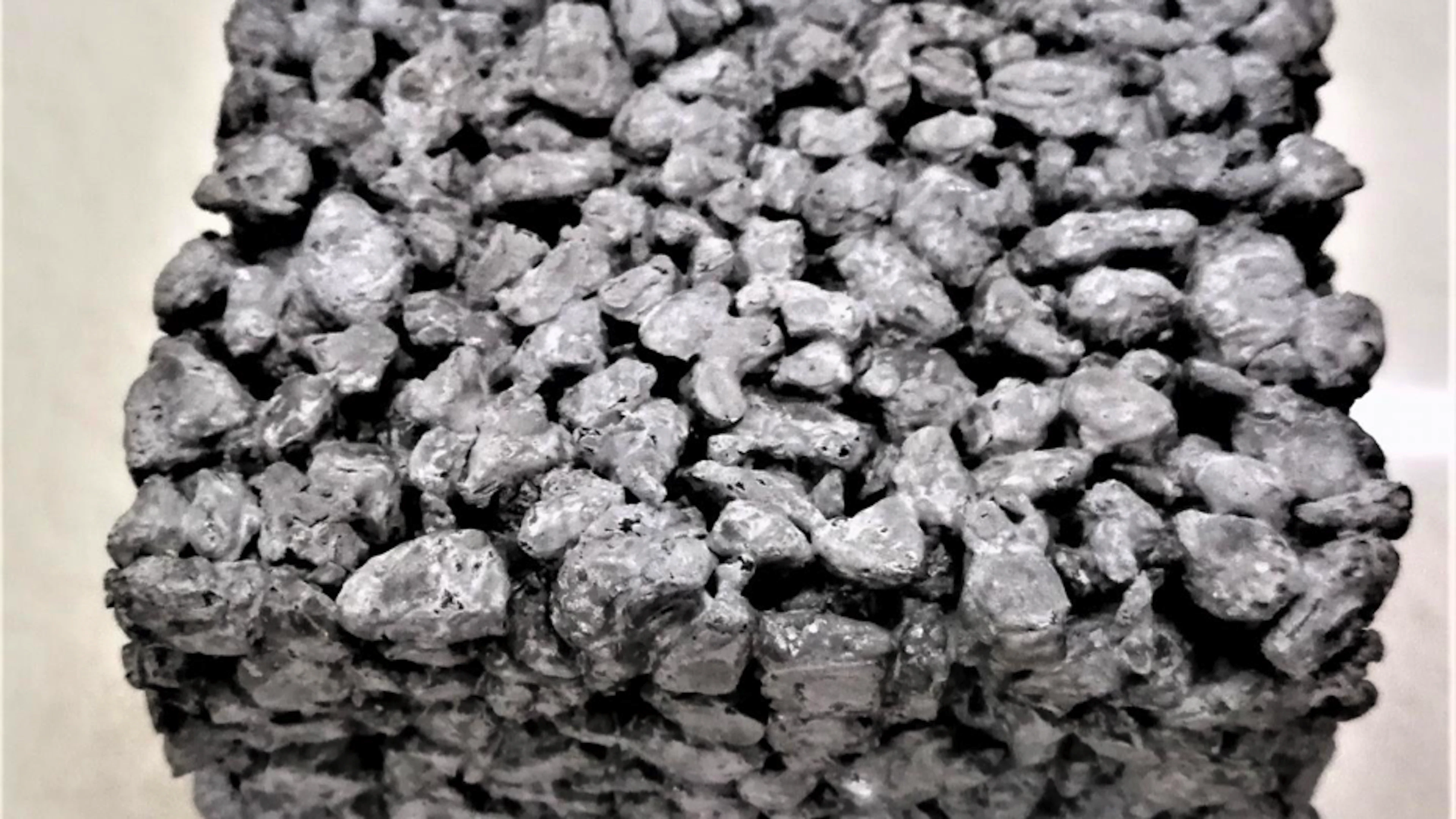 Poreus asfalt verkoelt de drukke stad
