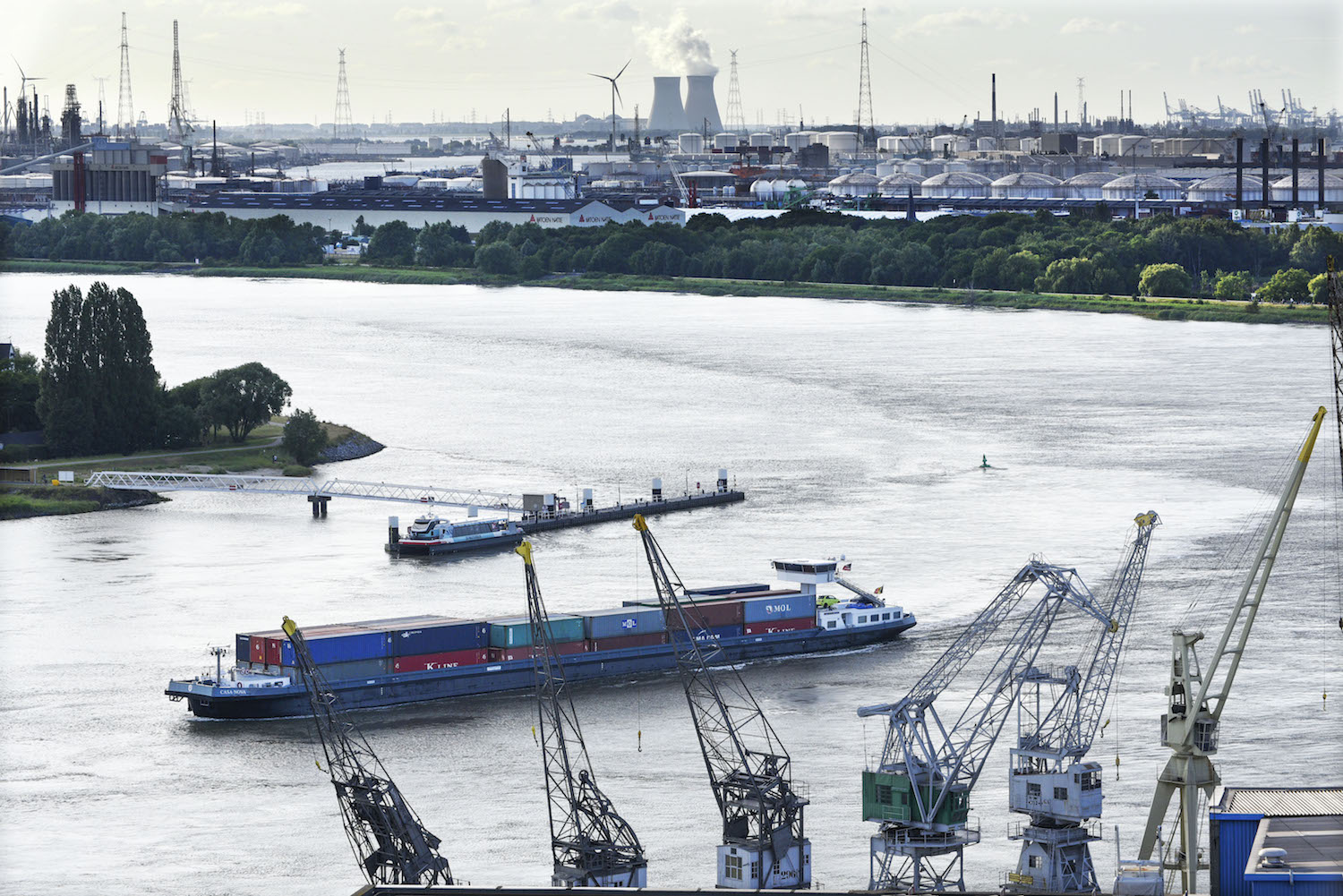 Tienduizenden plastic pellets in Antwerpse haven