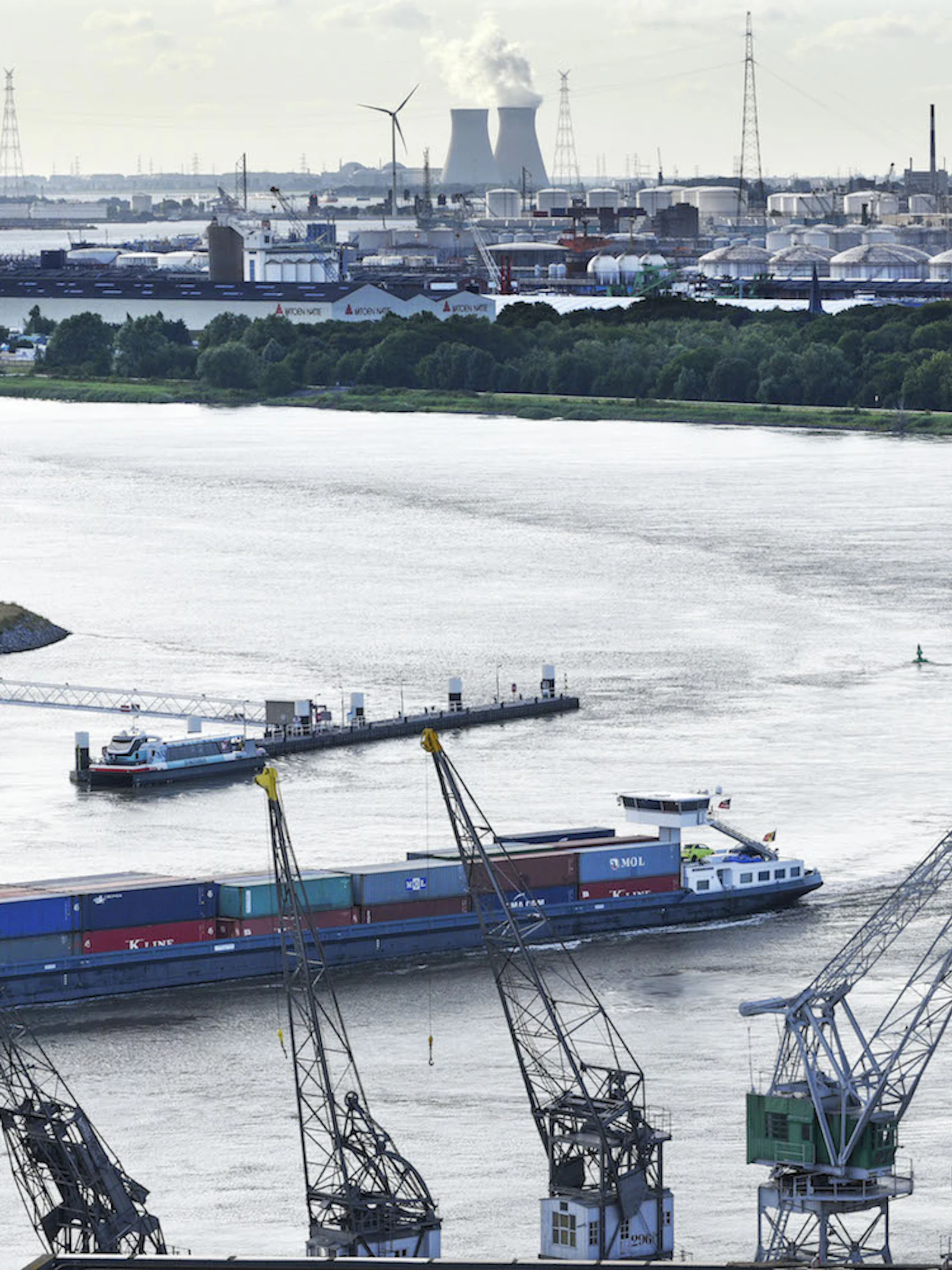 Tienduizenden plastic pellets in Antwerpse haven