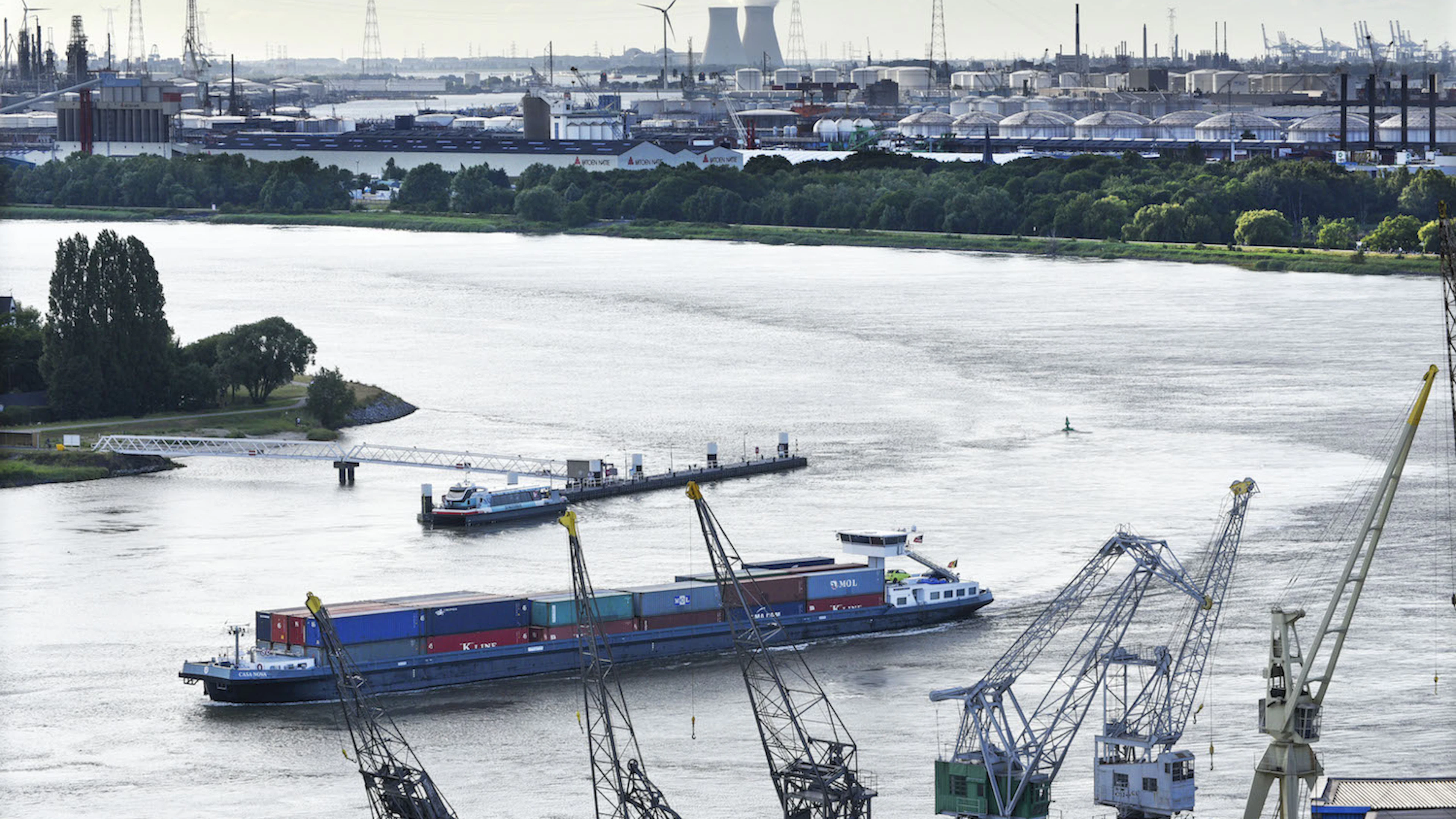 Tienduizenden plastic pellets in Antwerpse haven