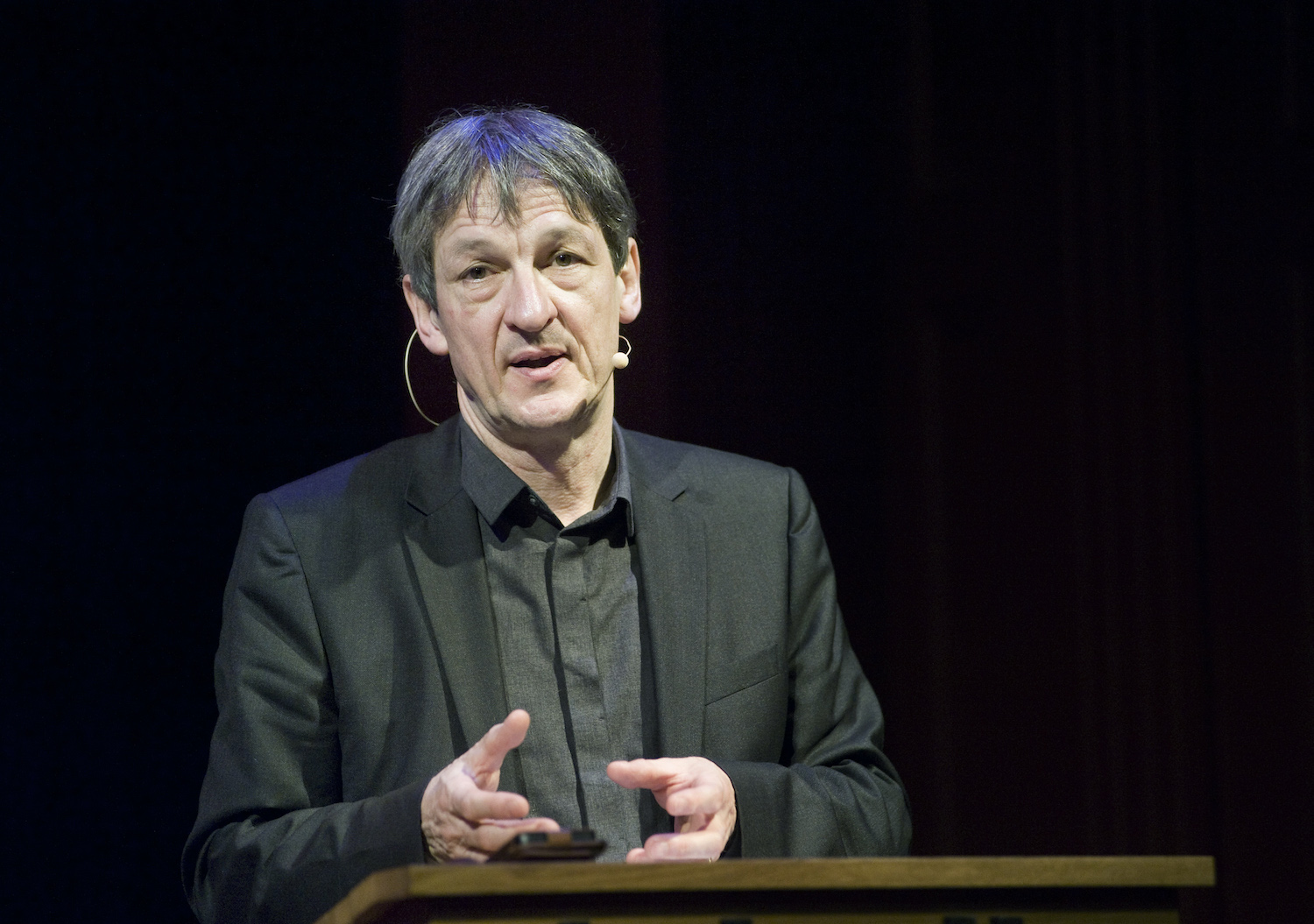 'We zullen meer nadenken over wie we een hand of kus willen geven'