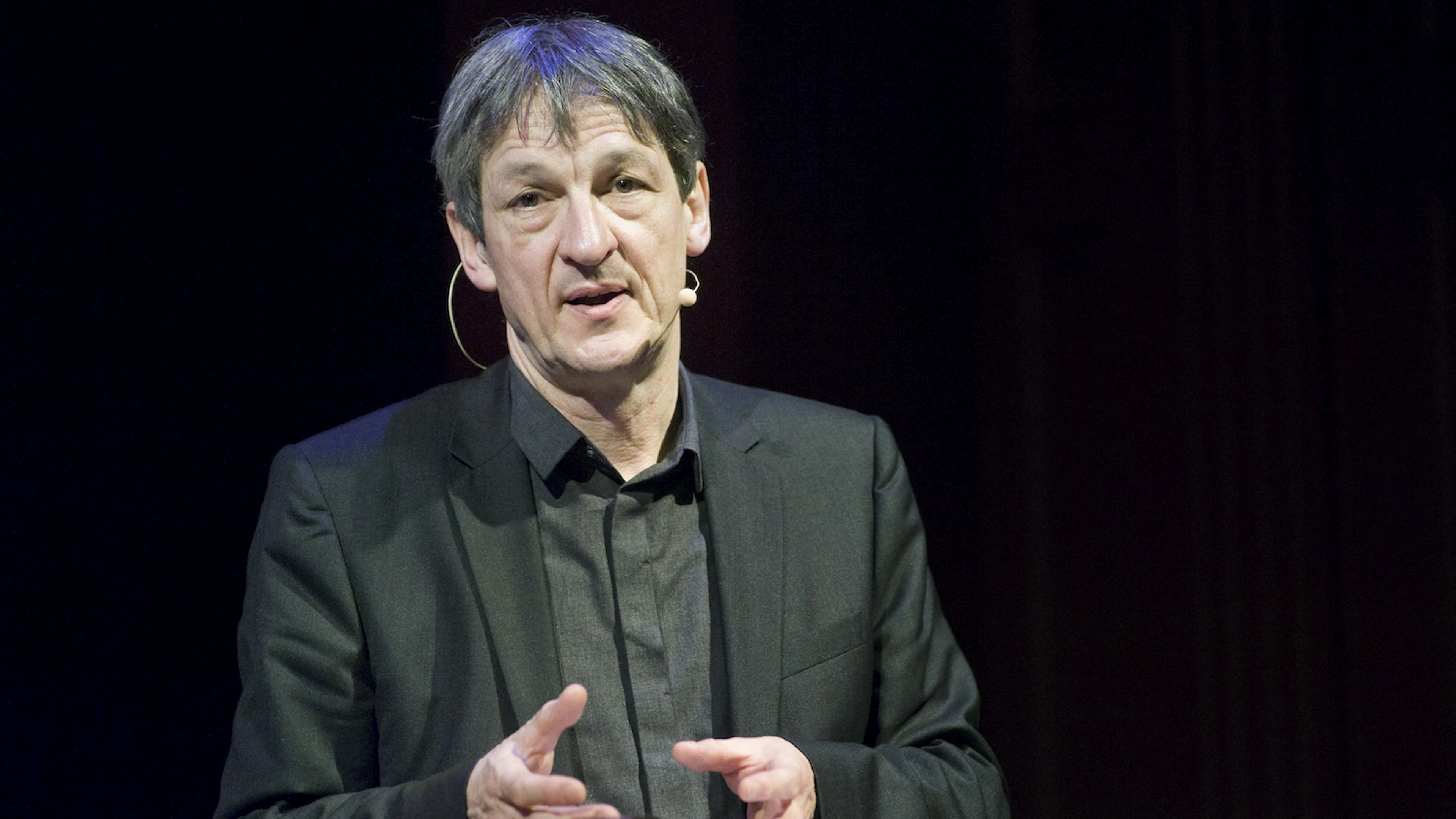 'We zullen meer nadenken over wie we een hand of kus willen geven'