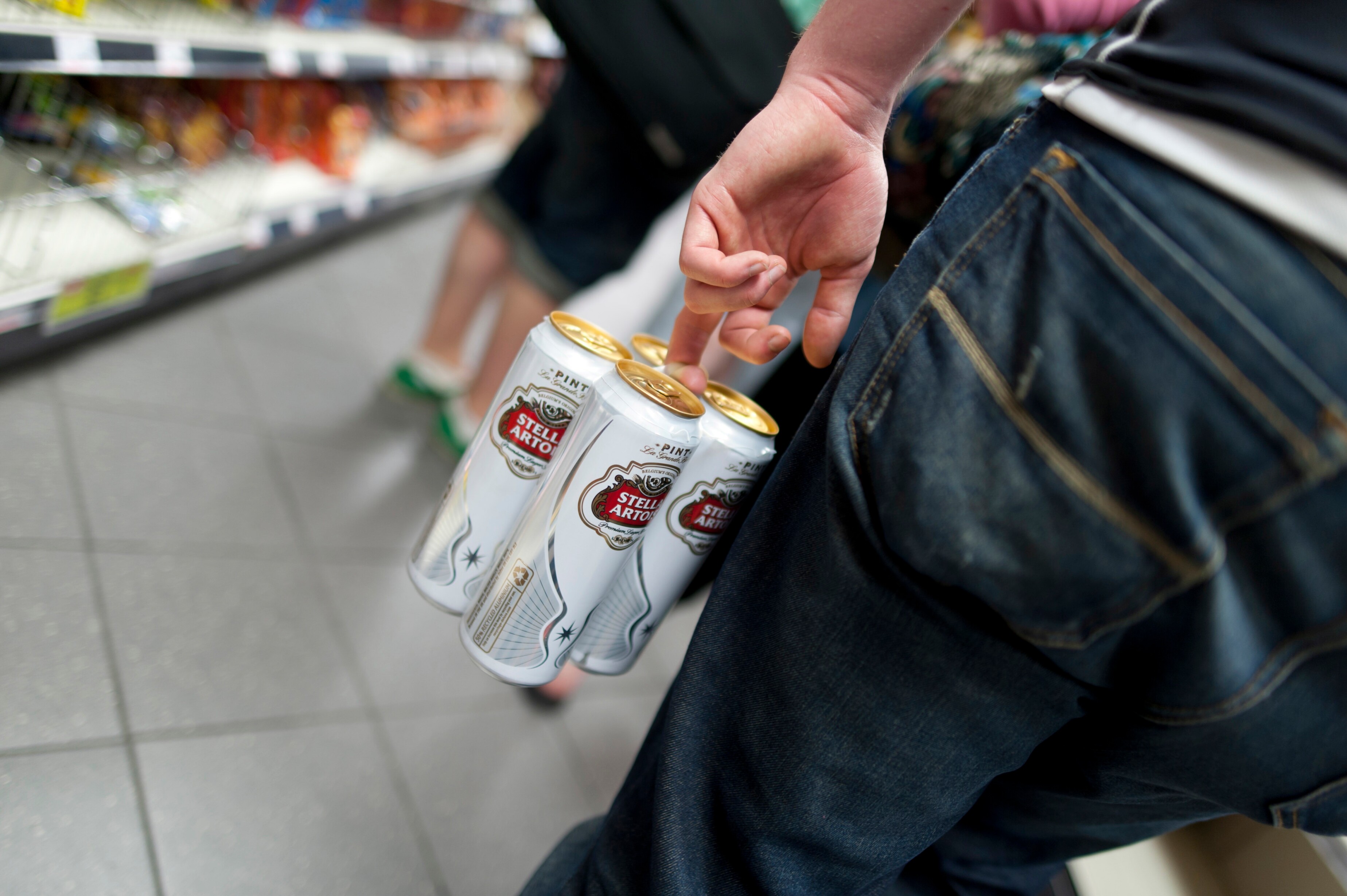 Verhoogt je kind alcohol laten proeven het risico op bingedrinken?