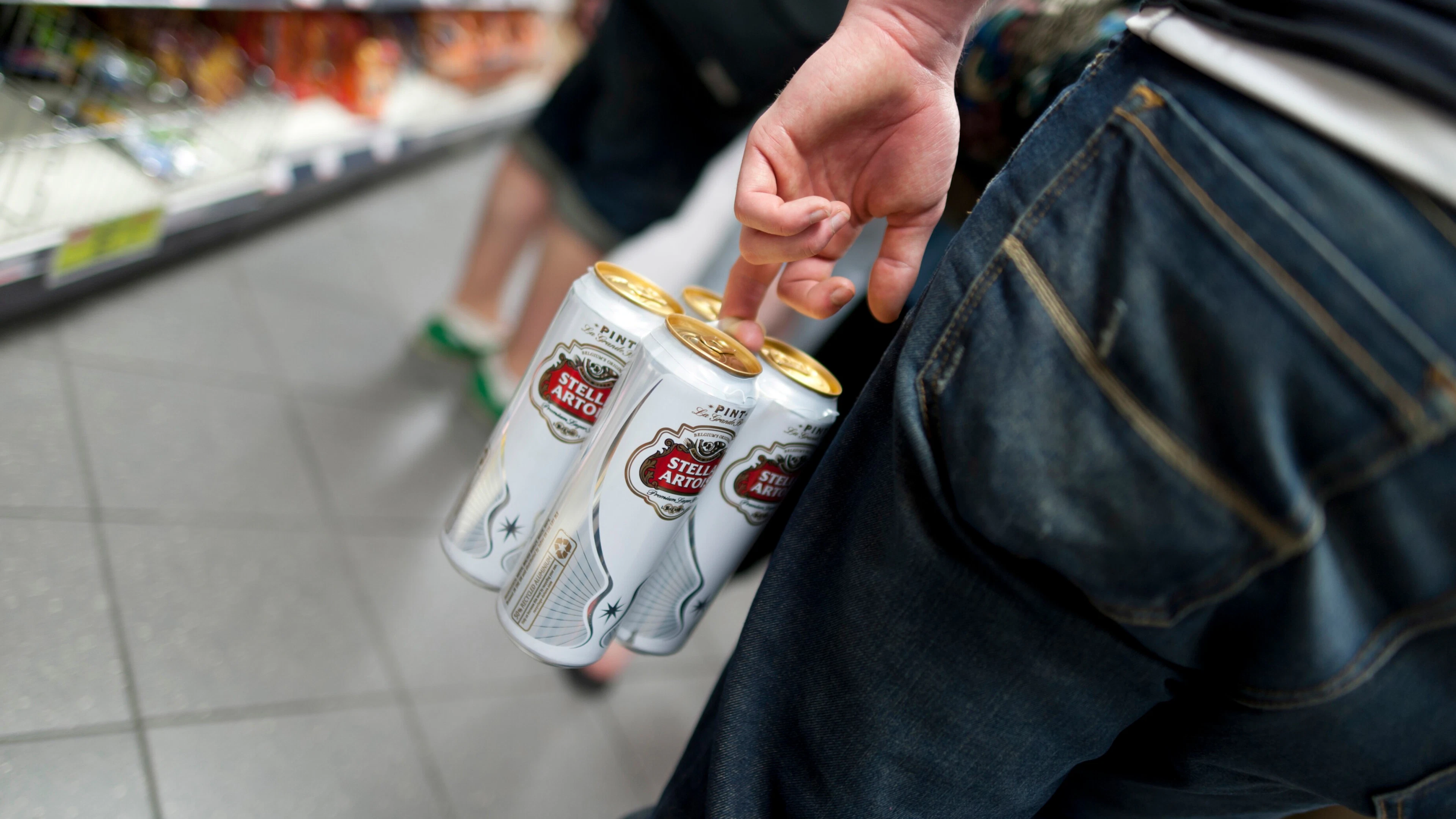Verhoogt je kind alcohol laten proeven het risico op bingedrinken?
