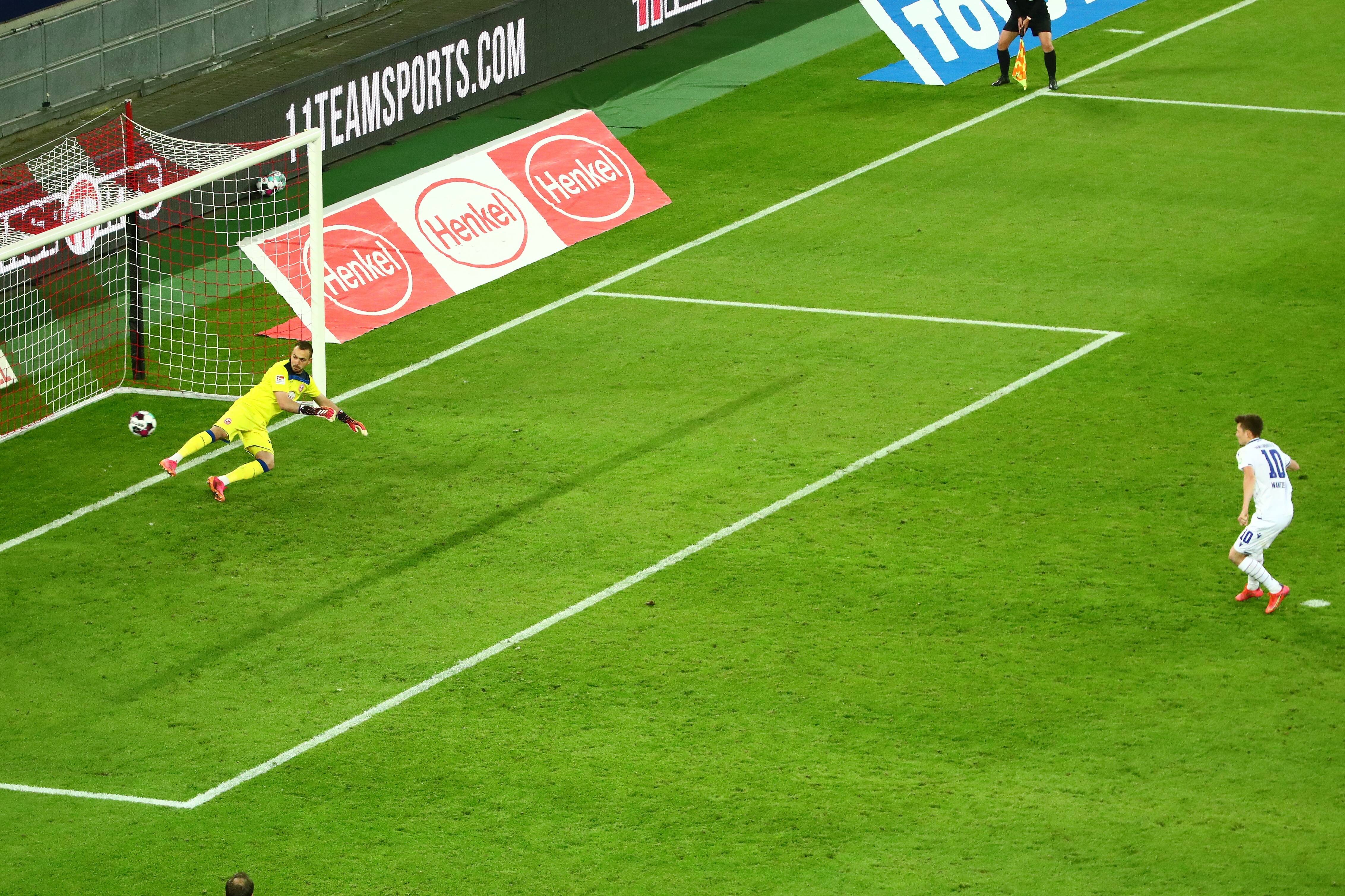 Waarom een penalty schieten zo moeilijk is
