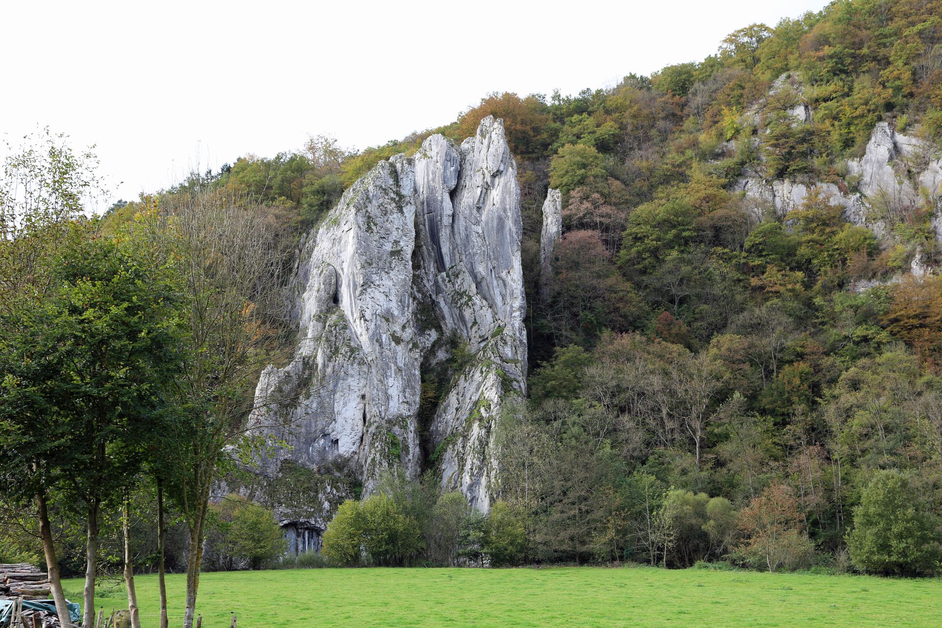 Aiguilles de Chaleux. De grot bevindt zich links van deze rotsformatie. (Foto: Mark Ryckaert)