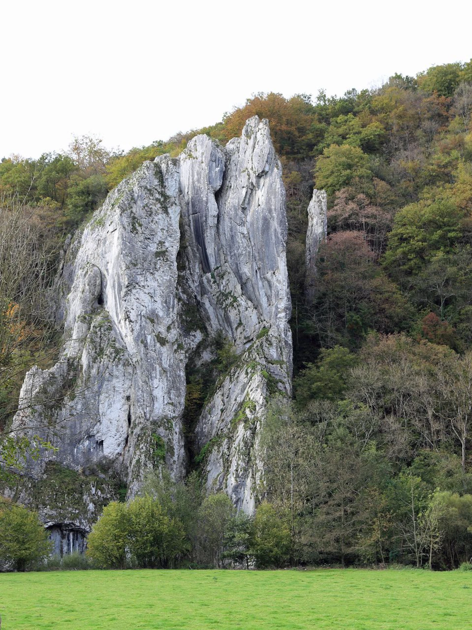 Aiguilles de Chaleux. De grot bevindt zich links van deze rotsformatie. (Foto: Mark Ryckaert) Aiguilles de Chaleux. De grot bevindt zich links van deze rotsformatie. (Foto: Mark Ryckaert)